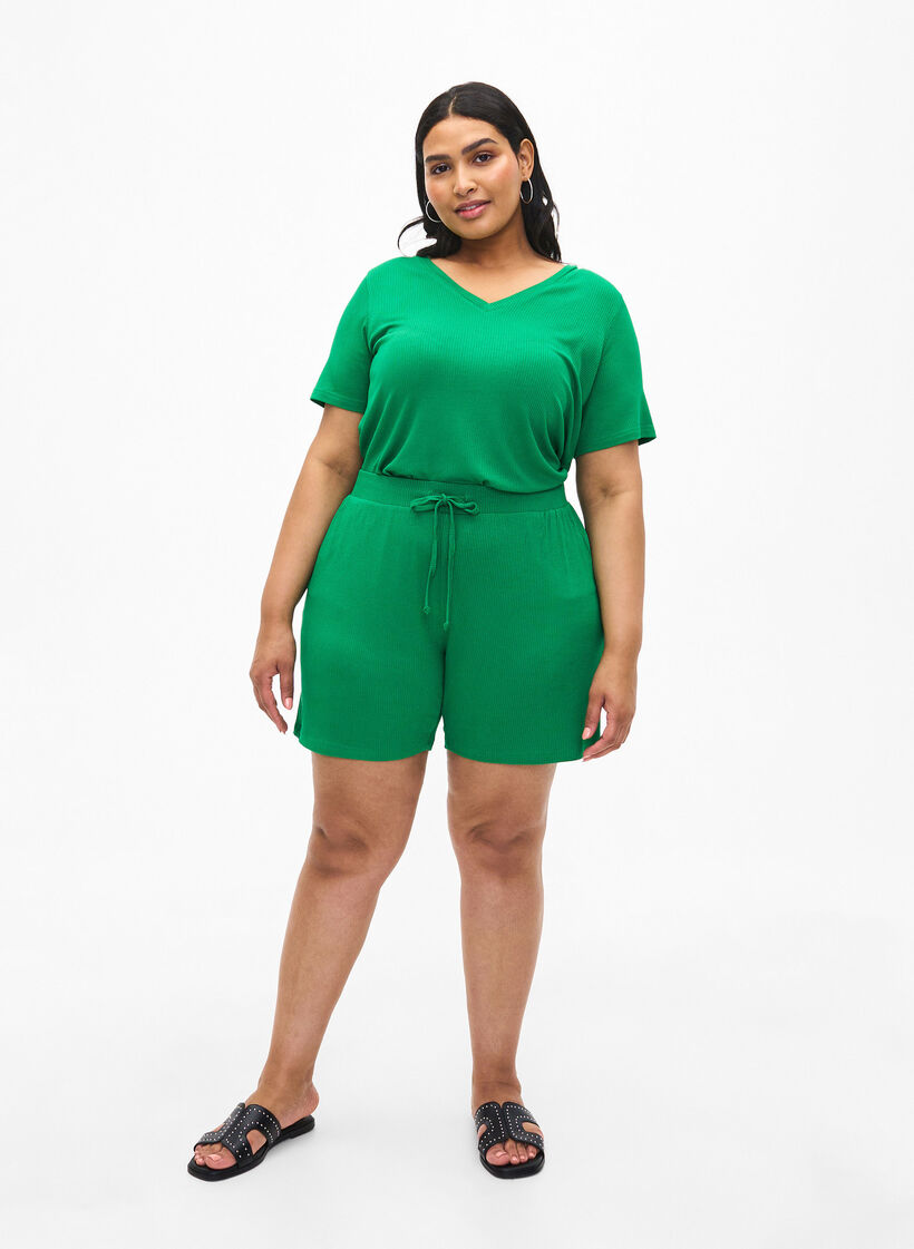Ribbed T-shirt with LENZING™ ECOVERO™ Viscose, Jolly Green, Model image number 2