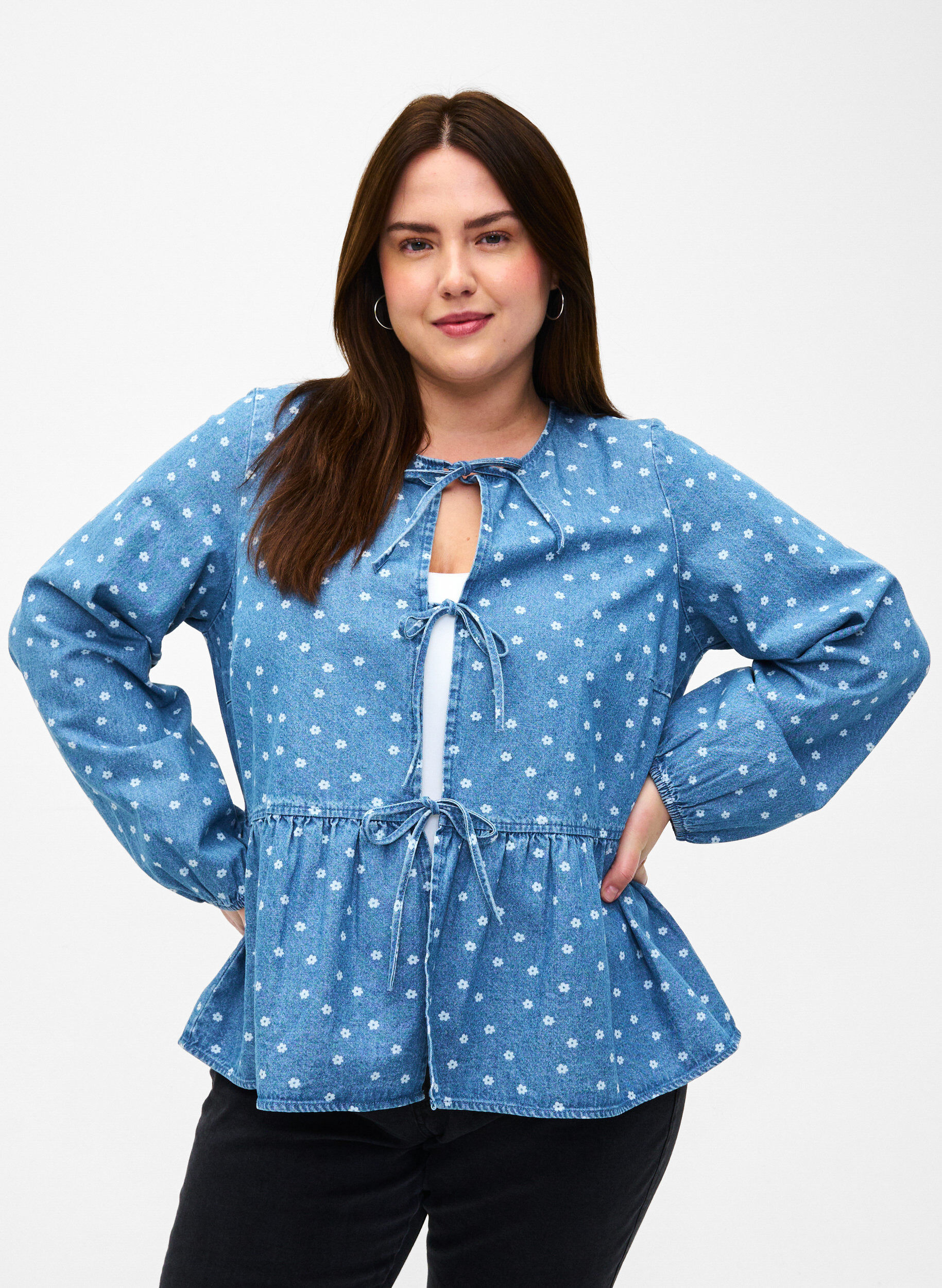 Zizzifashion Denim peplum blouse with tie fastening, Light Blue w.Flowers, Model image number 0
