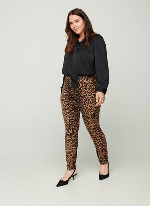 Printed Amy jeans, Leopard, Model image number 2