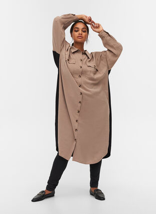 Long viscose shirt with colour-block, Desert Taupe, Model image number 4