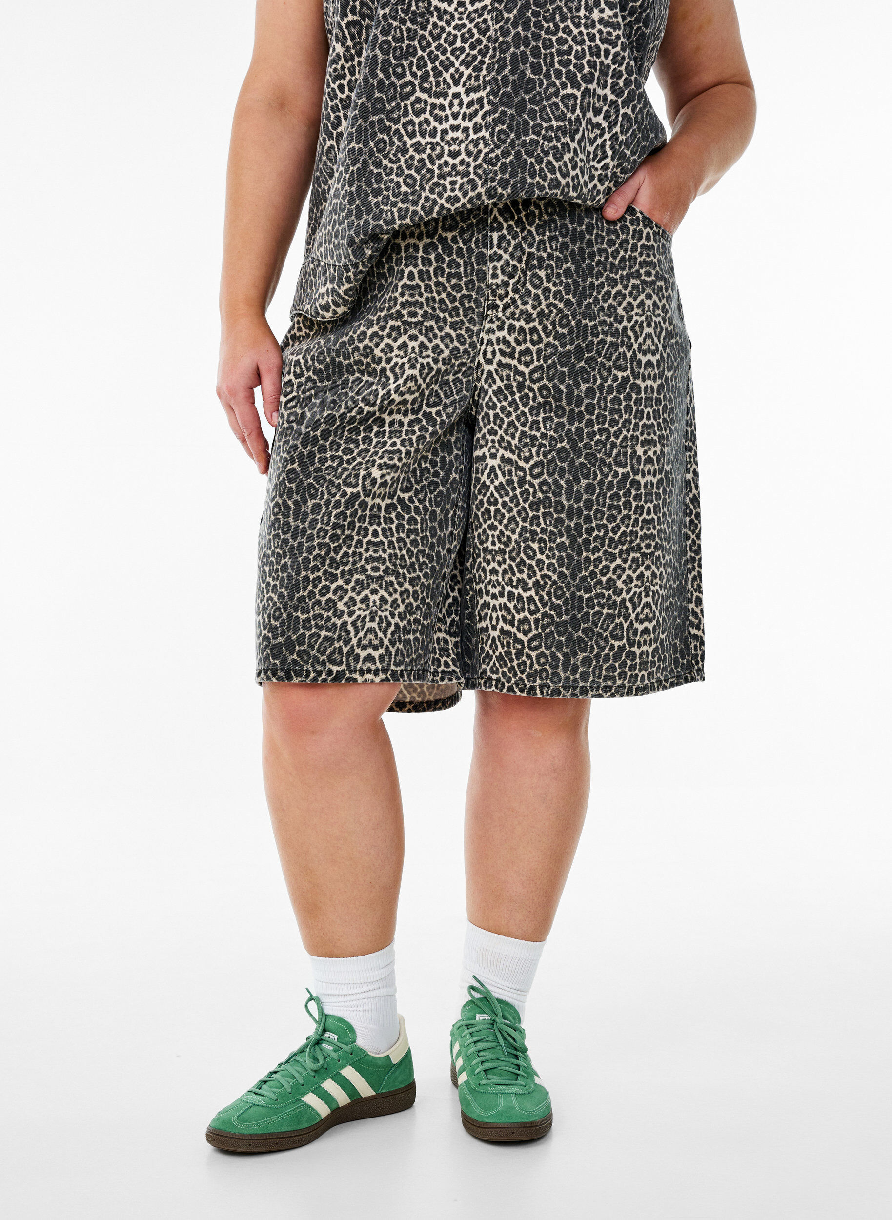 Zizzifashion Leopard print denim Bermuda shorts, Brown, Model image number 2