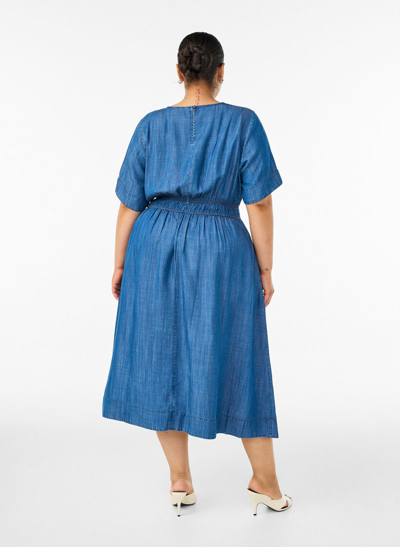 Midi dress in a denim look with an elasticated waist, Blue, Model image number 1