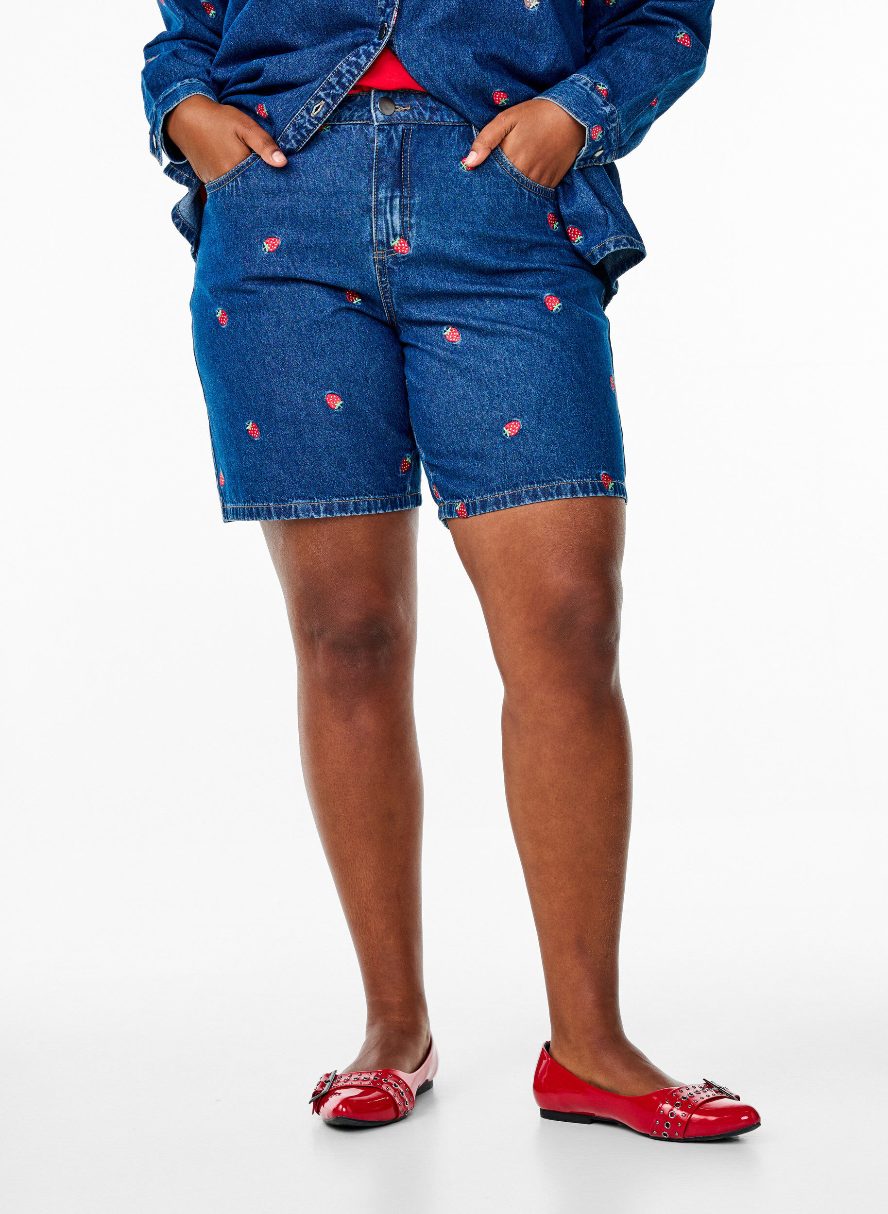 Zizzifashion Denim shorts with embroidered strawberries, Blue, Model image number 2