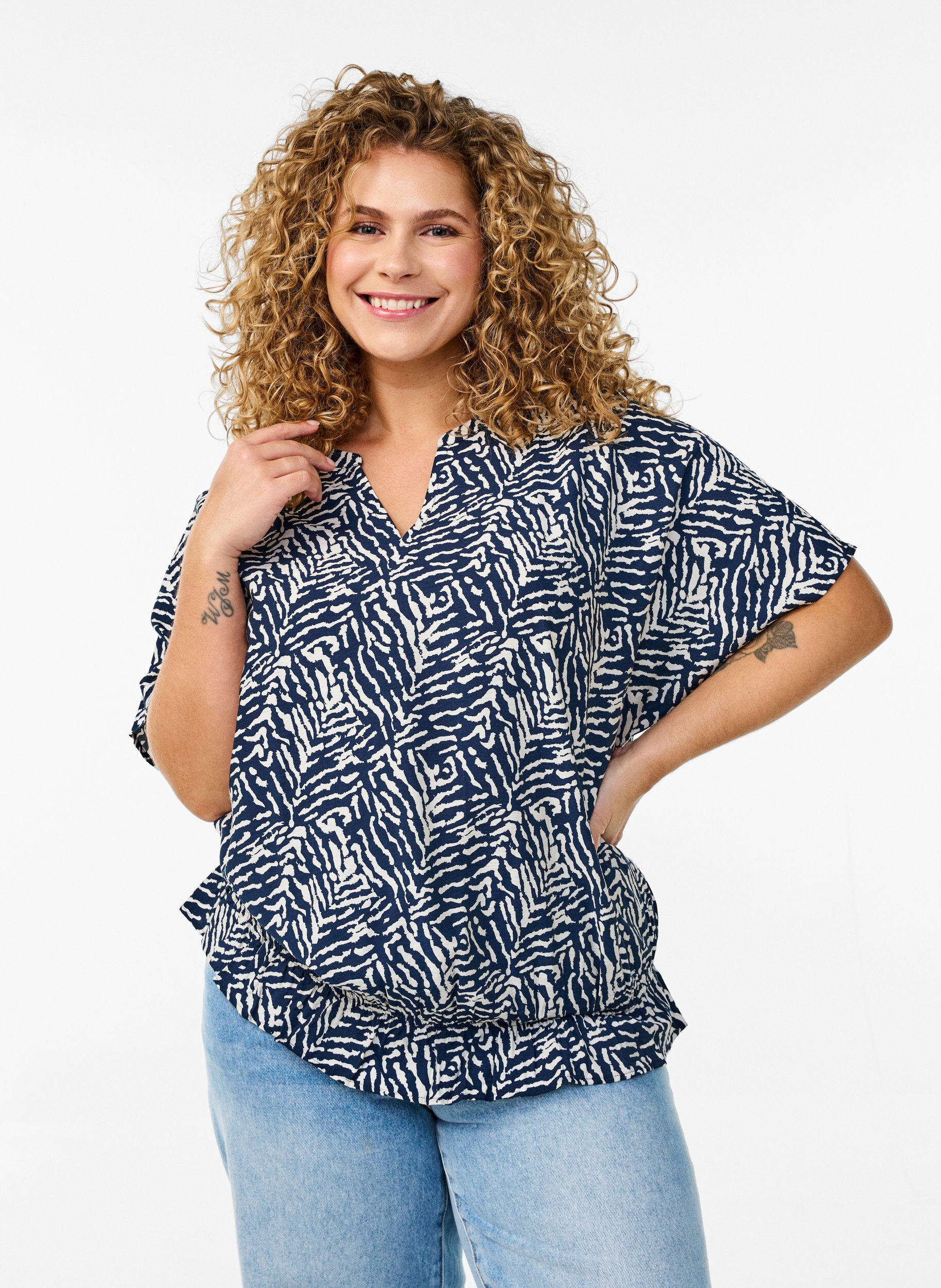 Blouse with short sleeves and a ruffled hem, Blue, Model