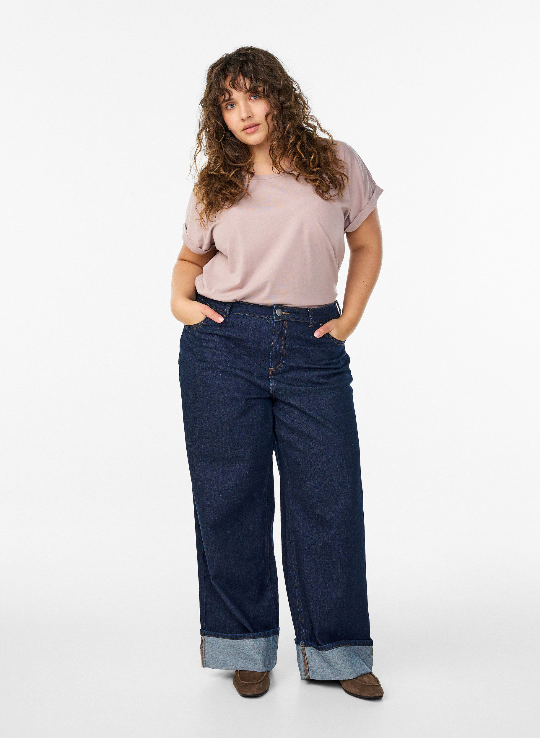 Straight fit jeans with wide legs and turn-ups, Blue, Model