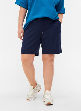 Plain-coloured shorts with pockets, Navy Blazer, Model image number 2