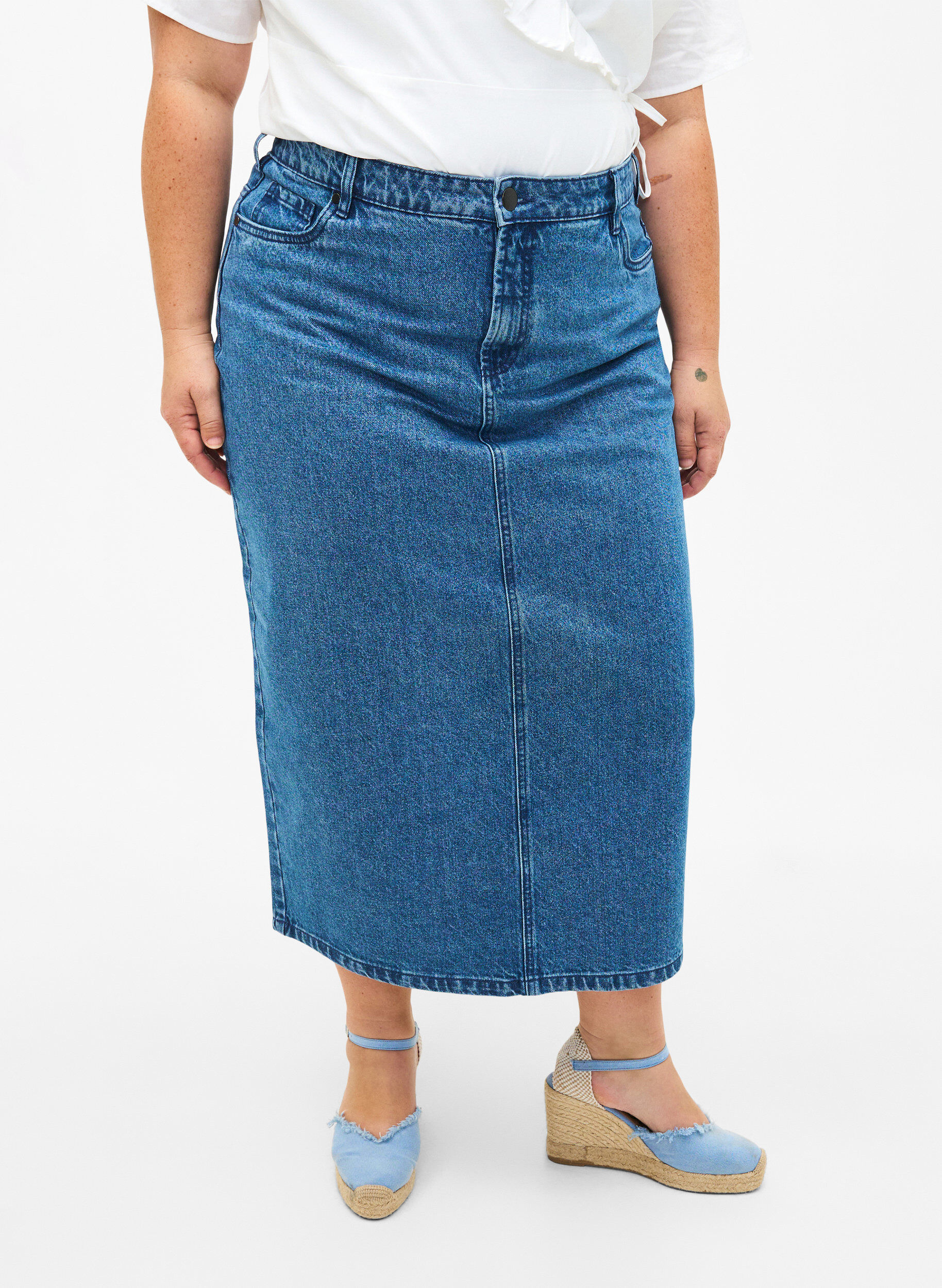 Zizzifashion Midi-length denim skirt with back slit, Denim Blue, Model image number 2