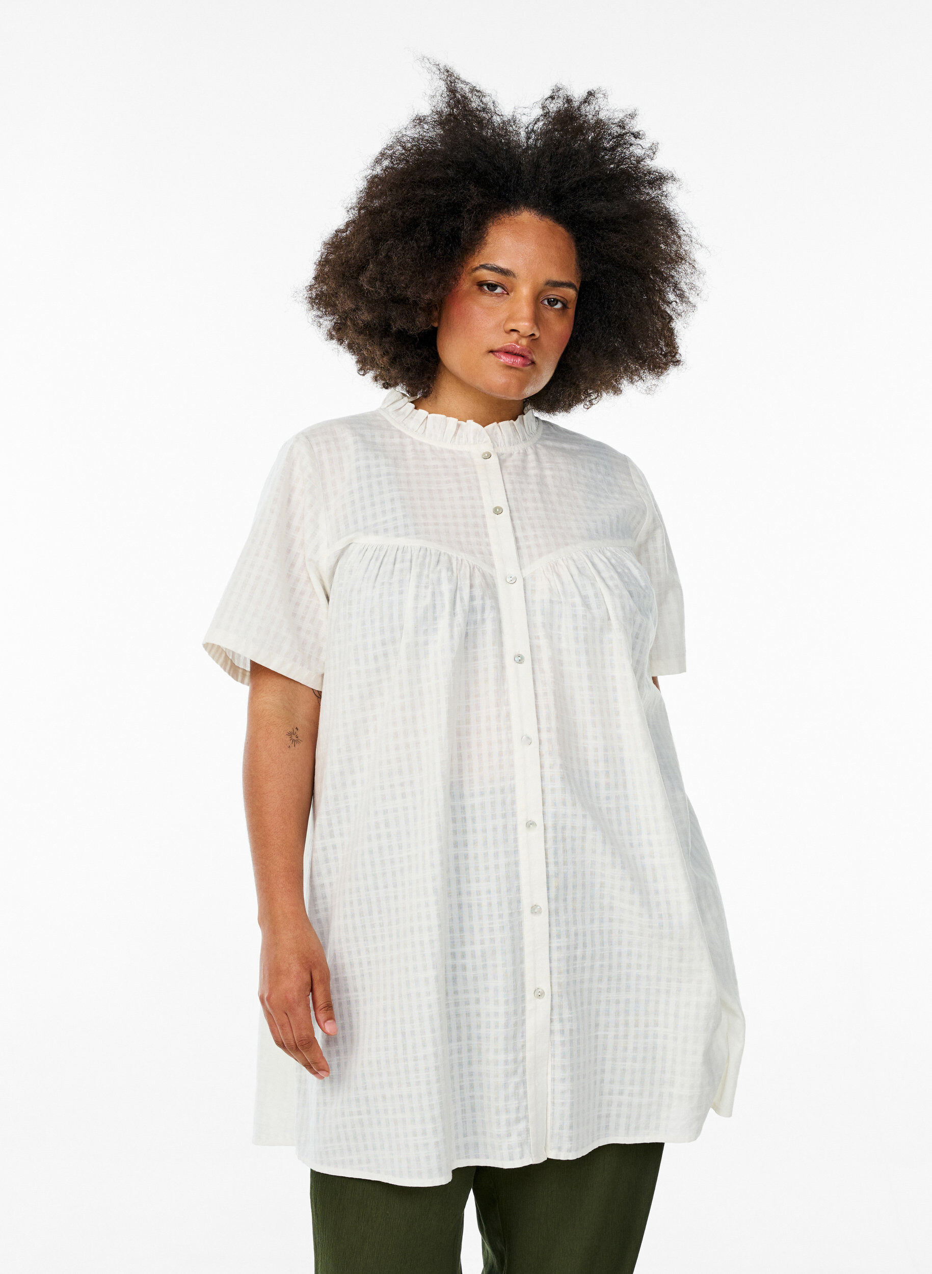 A-shaped tunic with short sleeves and buttons, Vanilla, Model