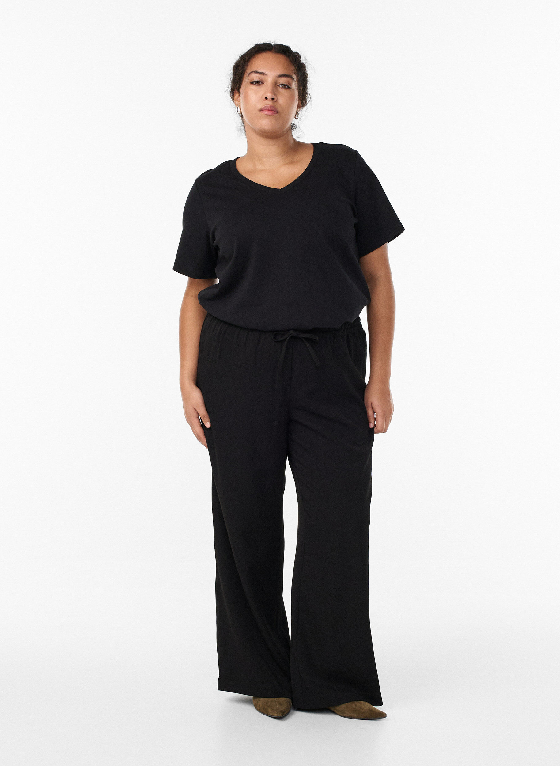 Wide-leg trousers with a high waist, Black, Model