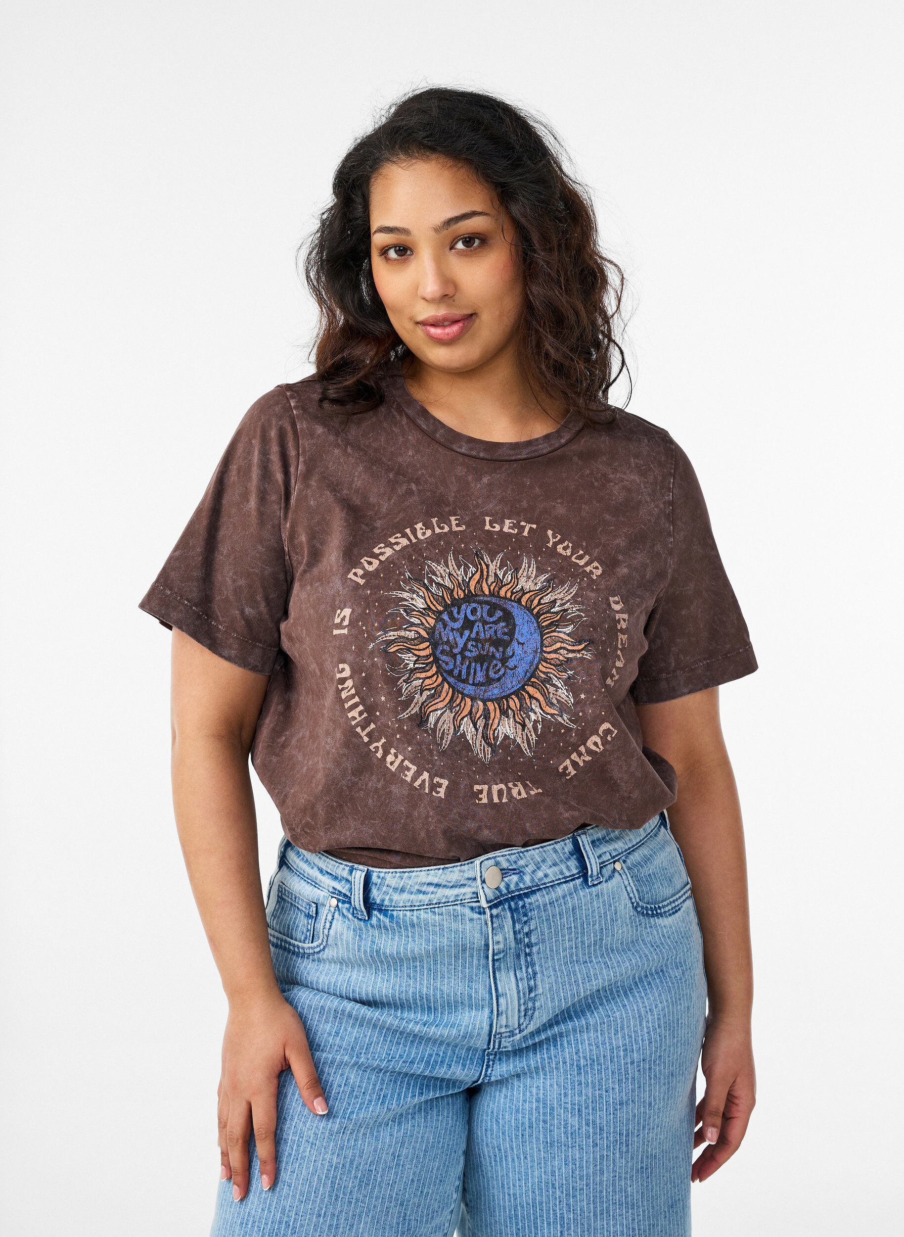 Cotton T-shirt with front print, Brown, Model