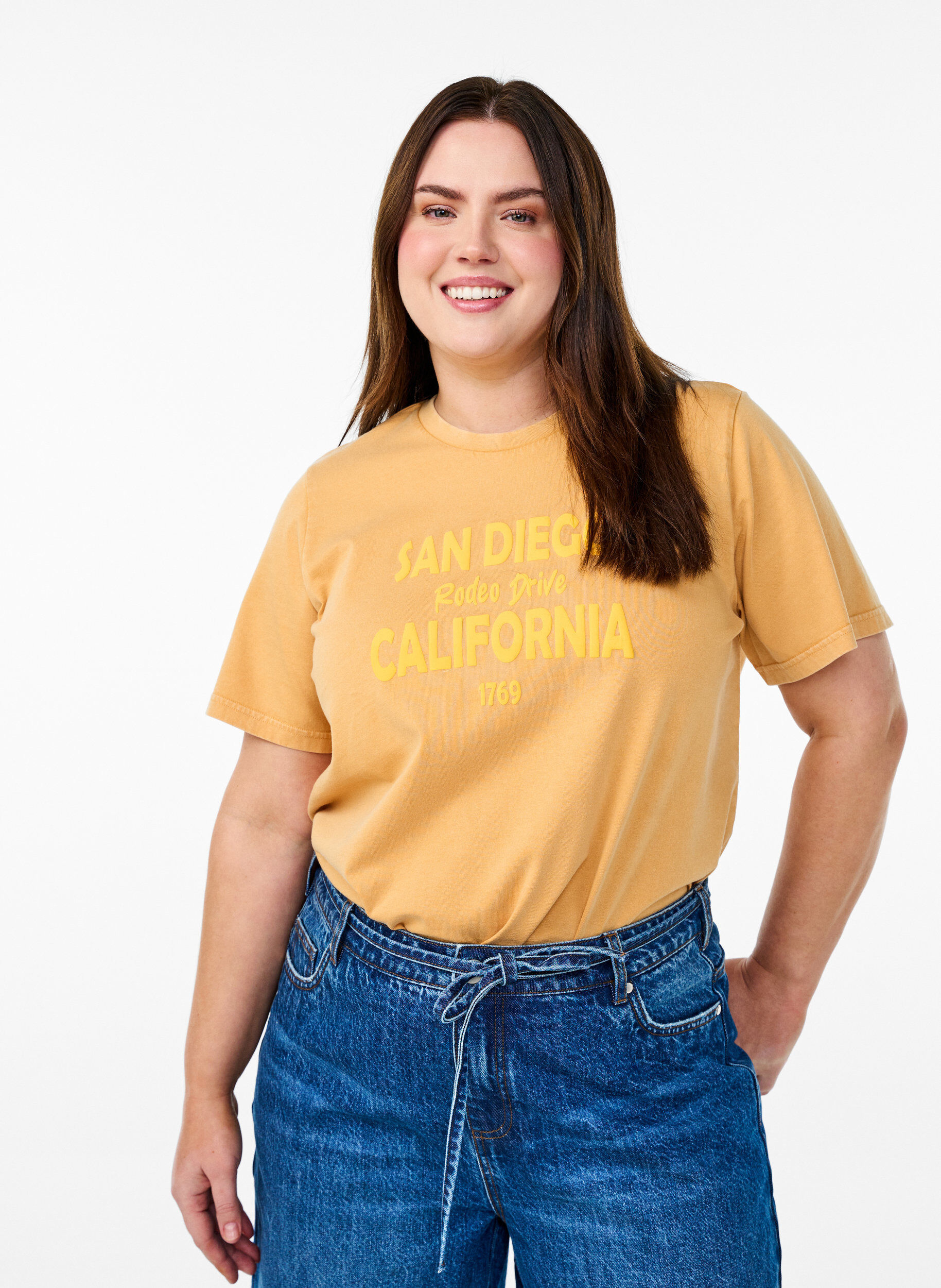 T-shirt in organic cotton with a cool print, Yellow, Model