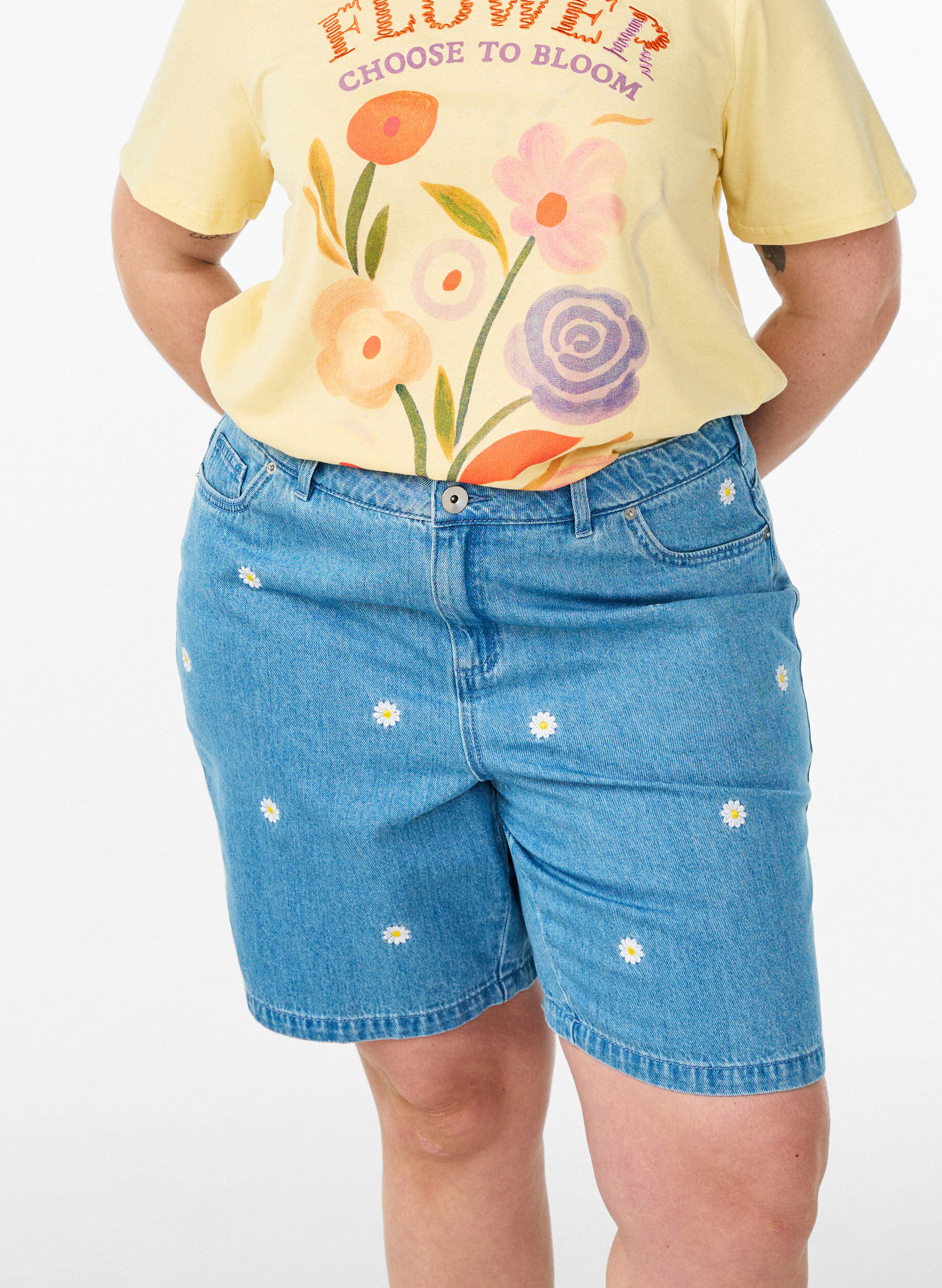 Zizzifashion High-waisted denim shorts with floral embroidery, Light Blue, Model image number 3