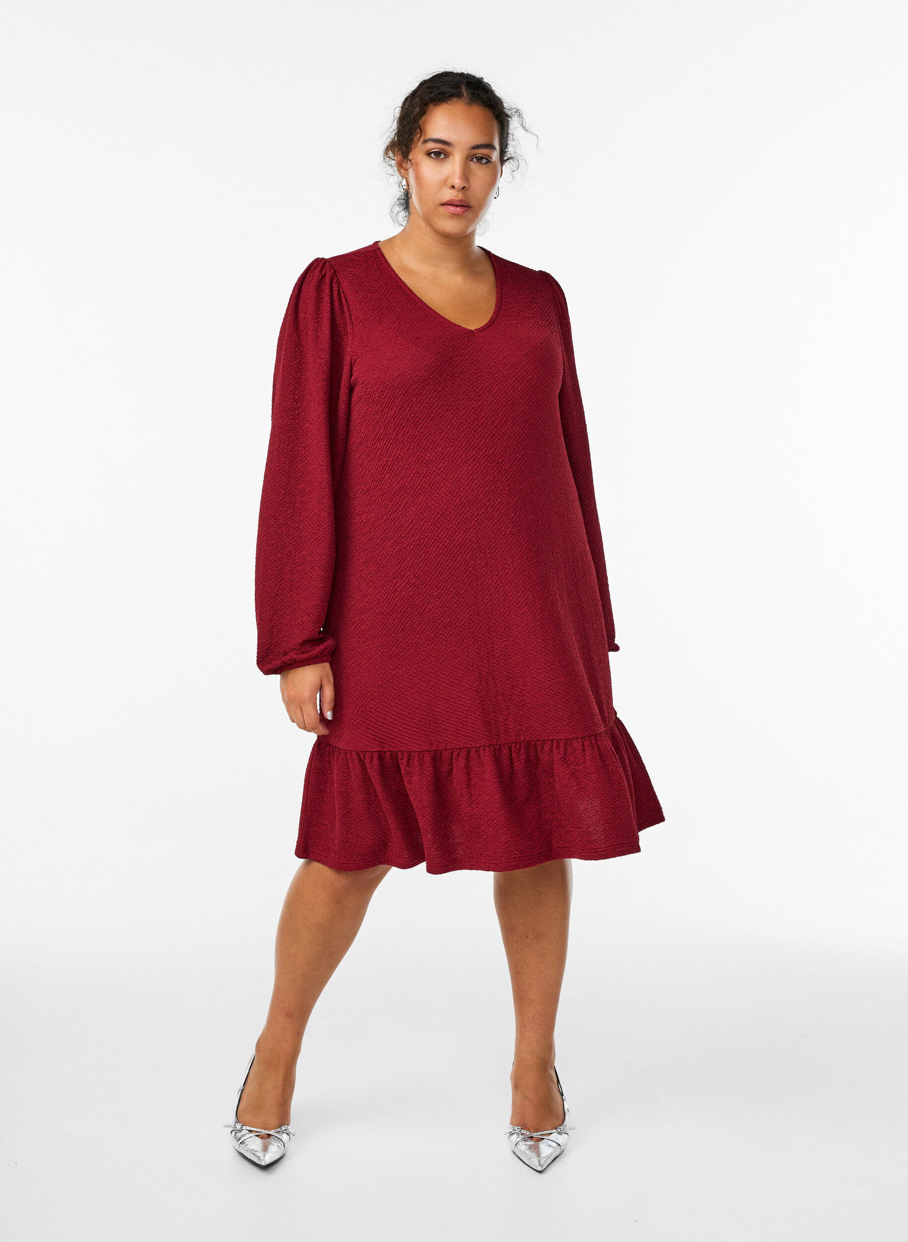 Short textured dress with a ruffle hem, Dark Bordeaux, Model