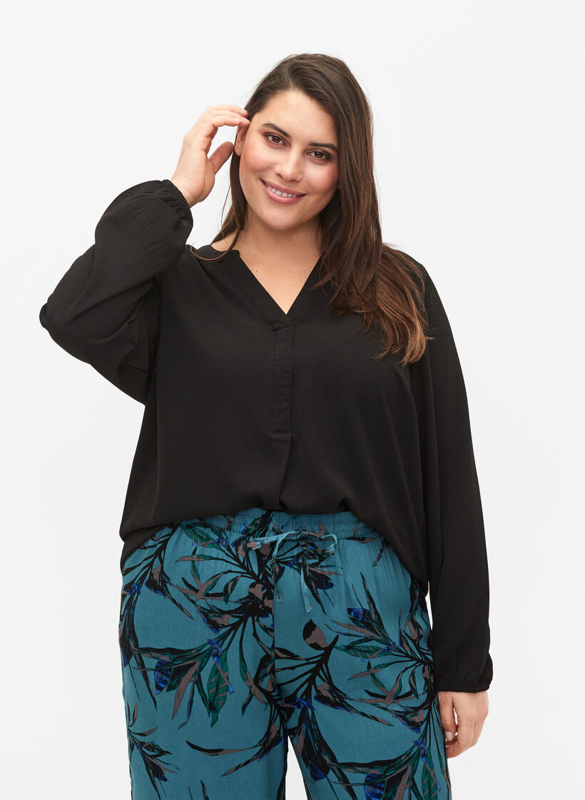 Plain colour top with v-neck, Black, Model image number 0