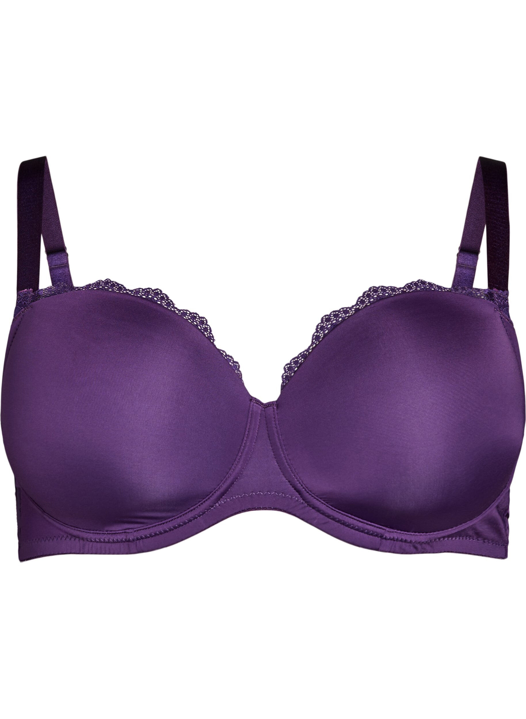 Moulded bra with underwire and lace detail