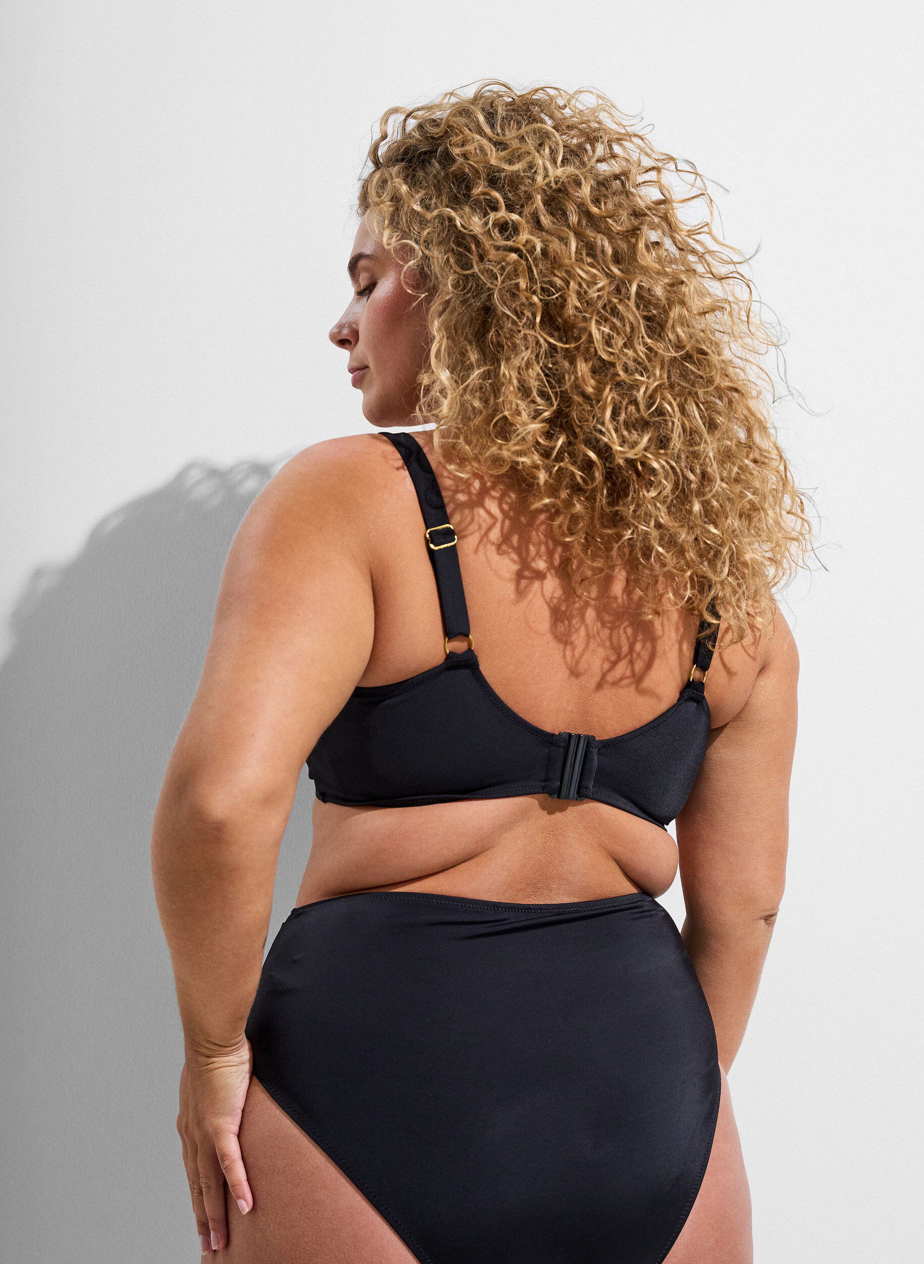 Zizzifashion Bikini bra with underwire and gold-coloured detail, Black, Model image number 2