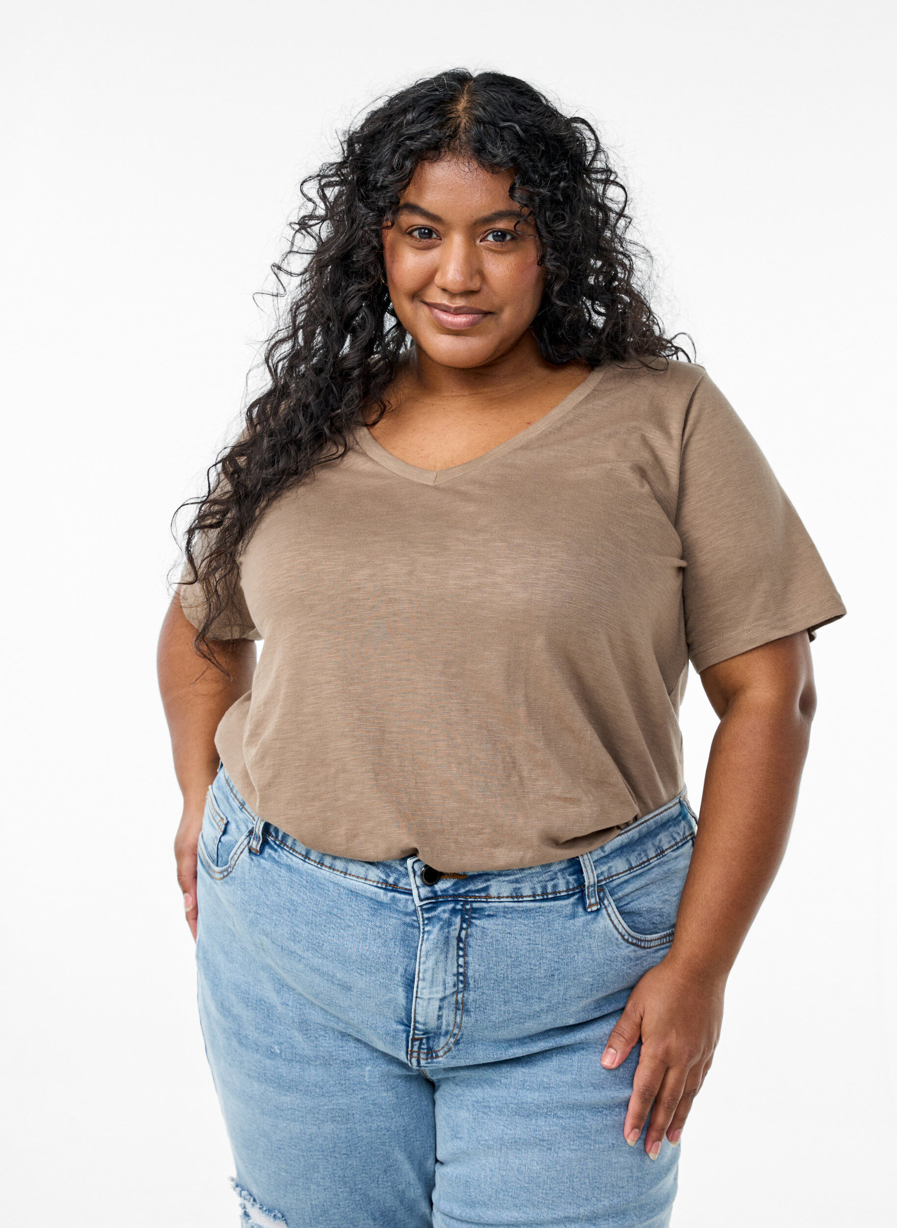 Short sleeve basic t-shirt with v-neck, Brown, Model