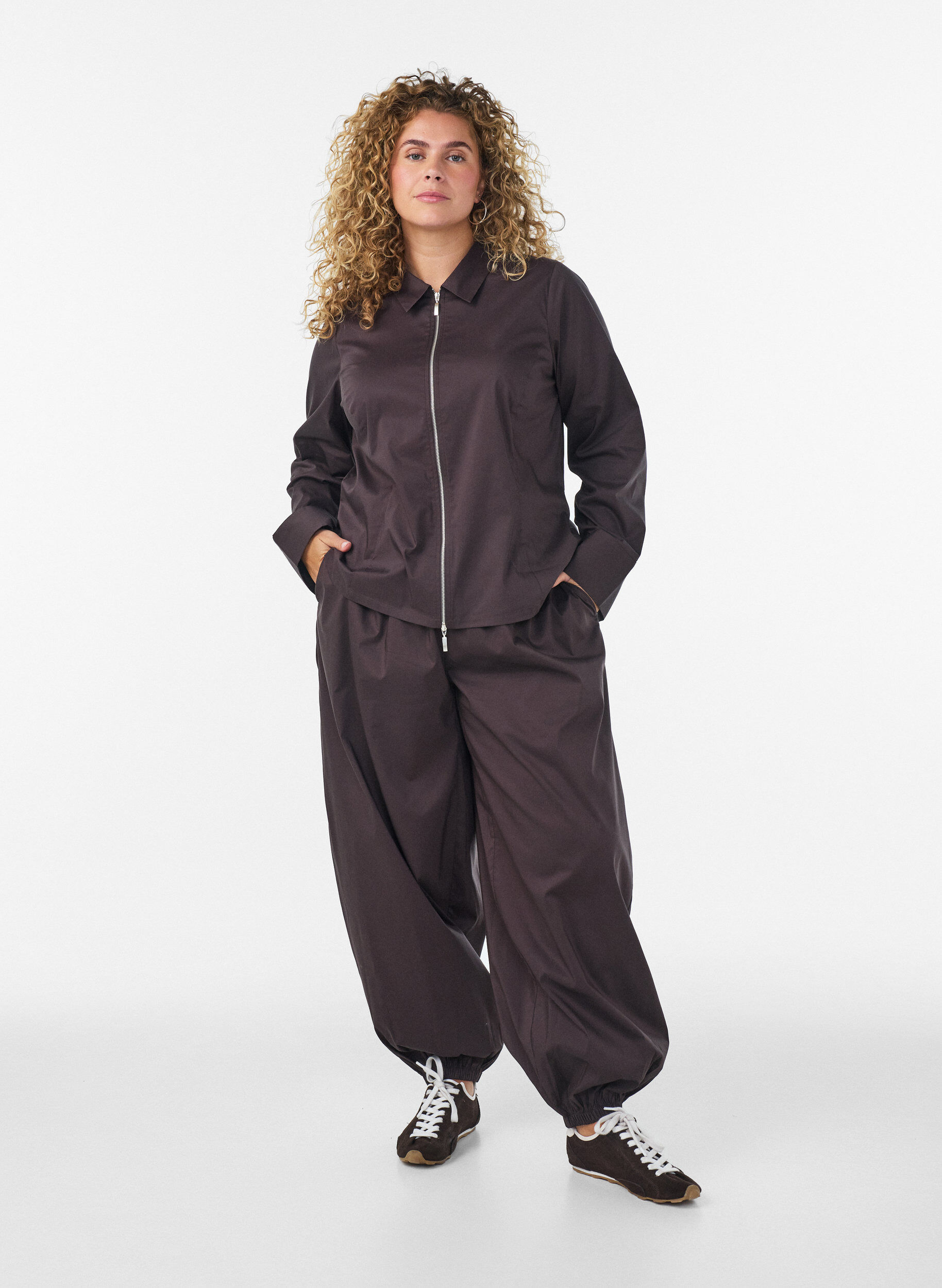 Balloon trousers with pockets and an elasticated waistband, Brown, Model