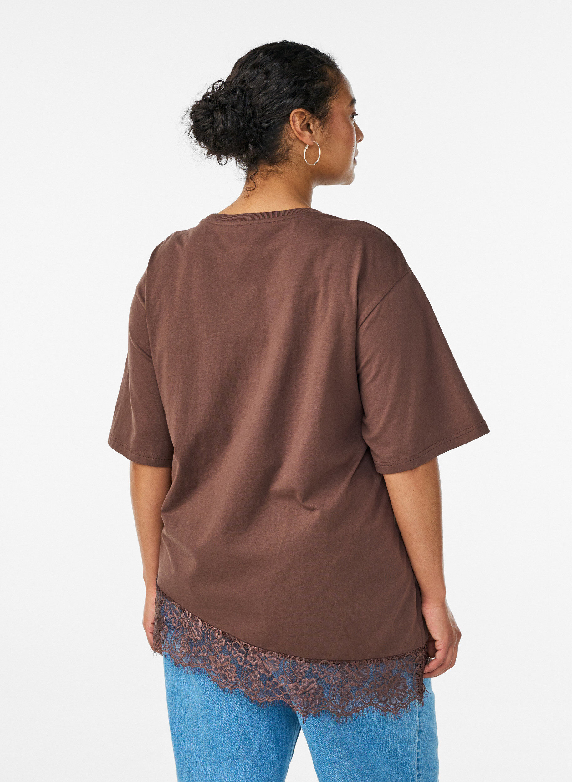 Zizzifashion T-shirt with asymmetric lace hem, Brown, Model image number 2