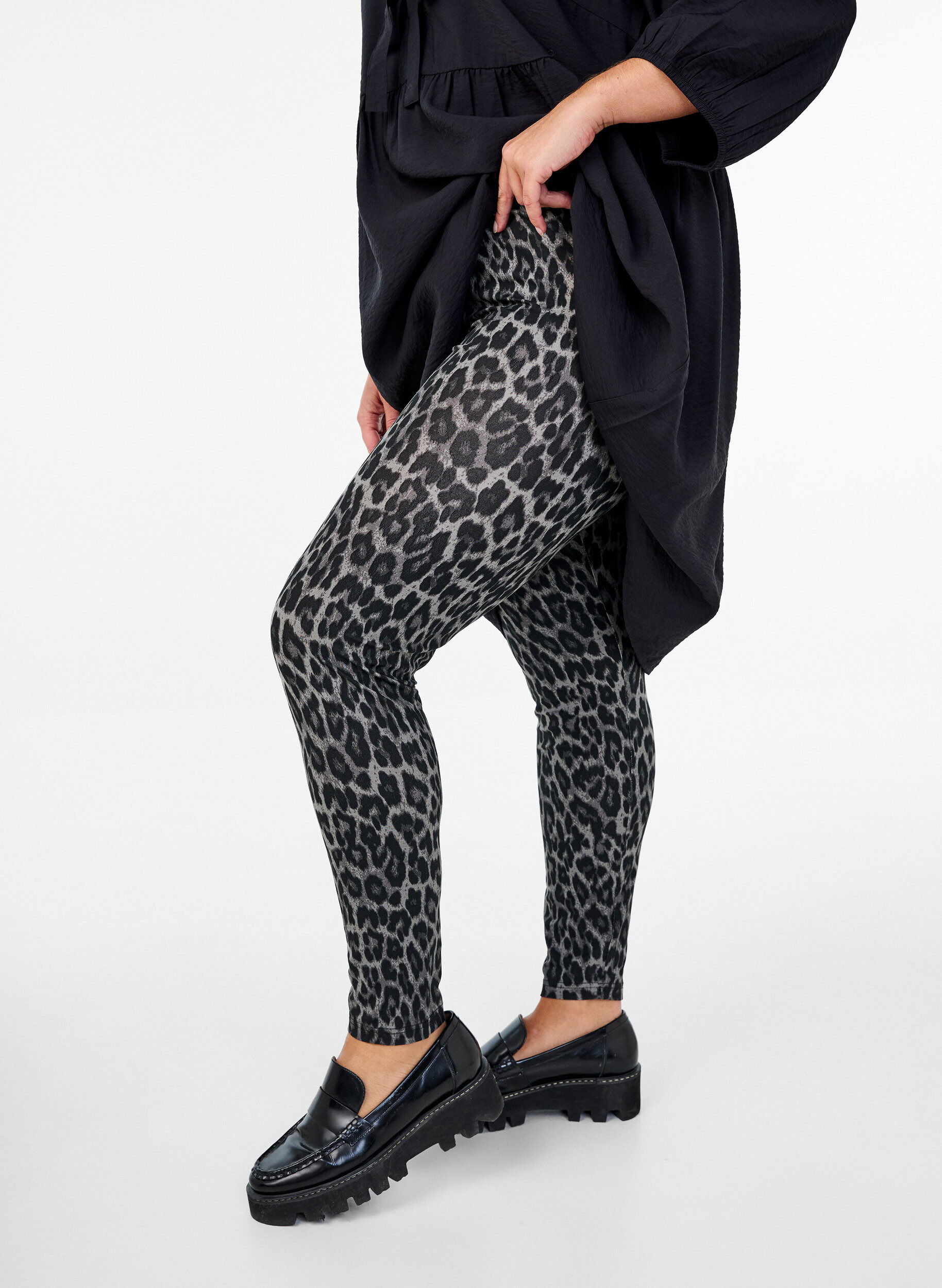 Zizzifashion Viscose leggings with leopard print, Dark Grey, Model image number 0
