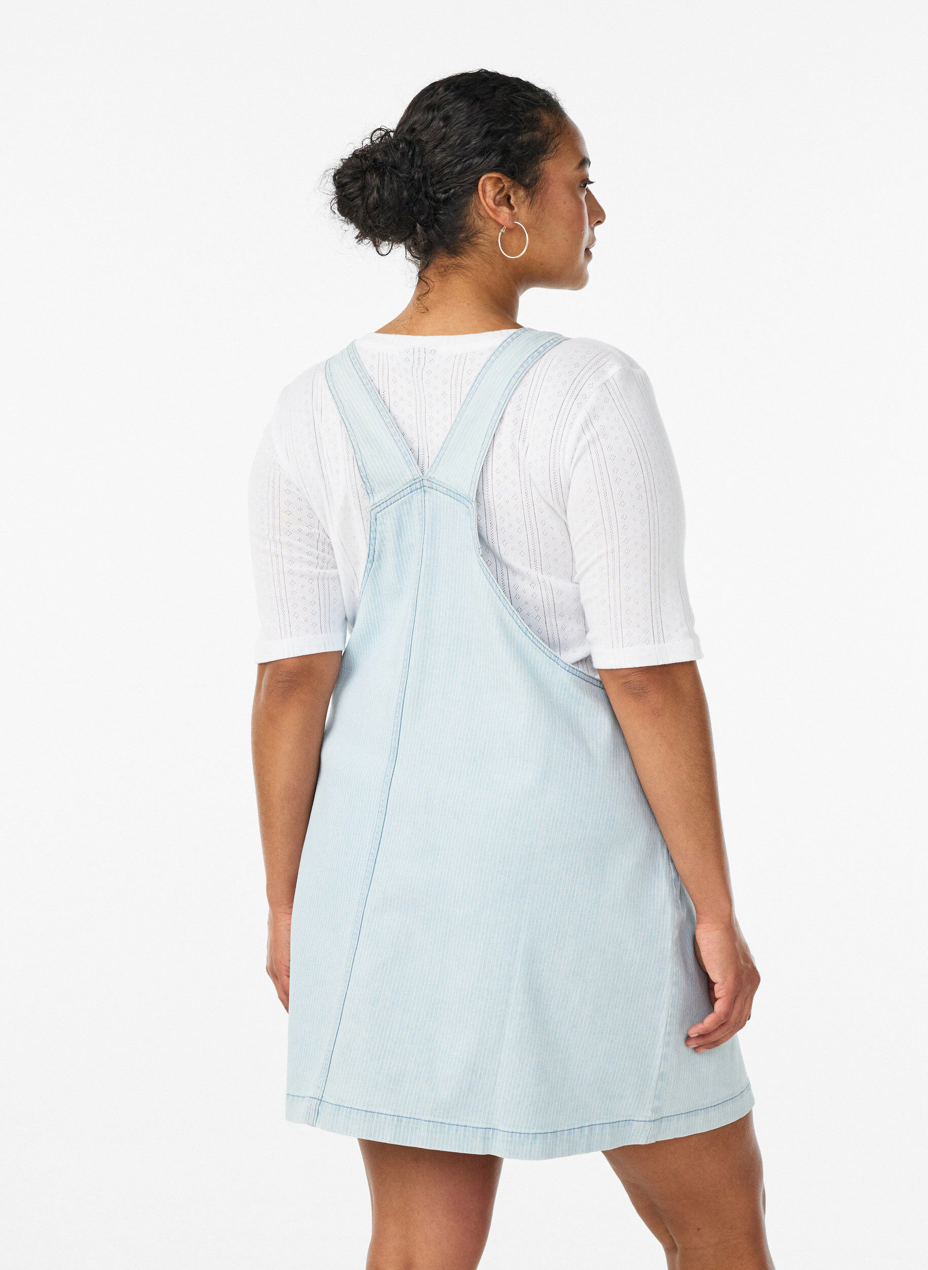 Zizzifashion Short denim dungaree dress in striped cotton, Light Blue, Model image number 2