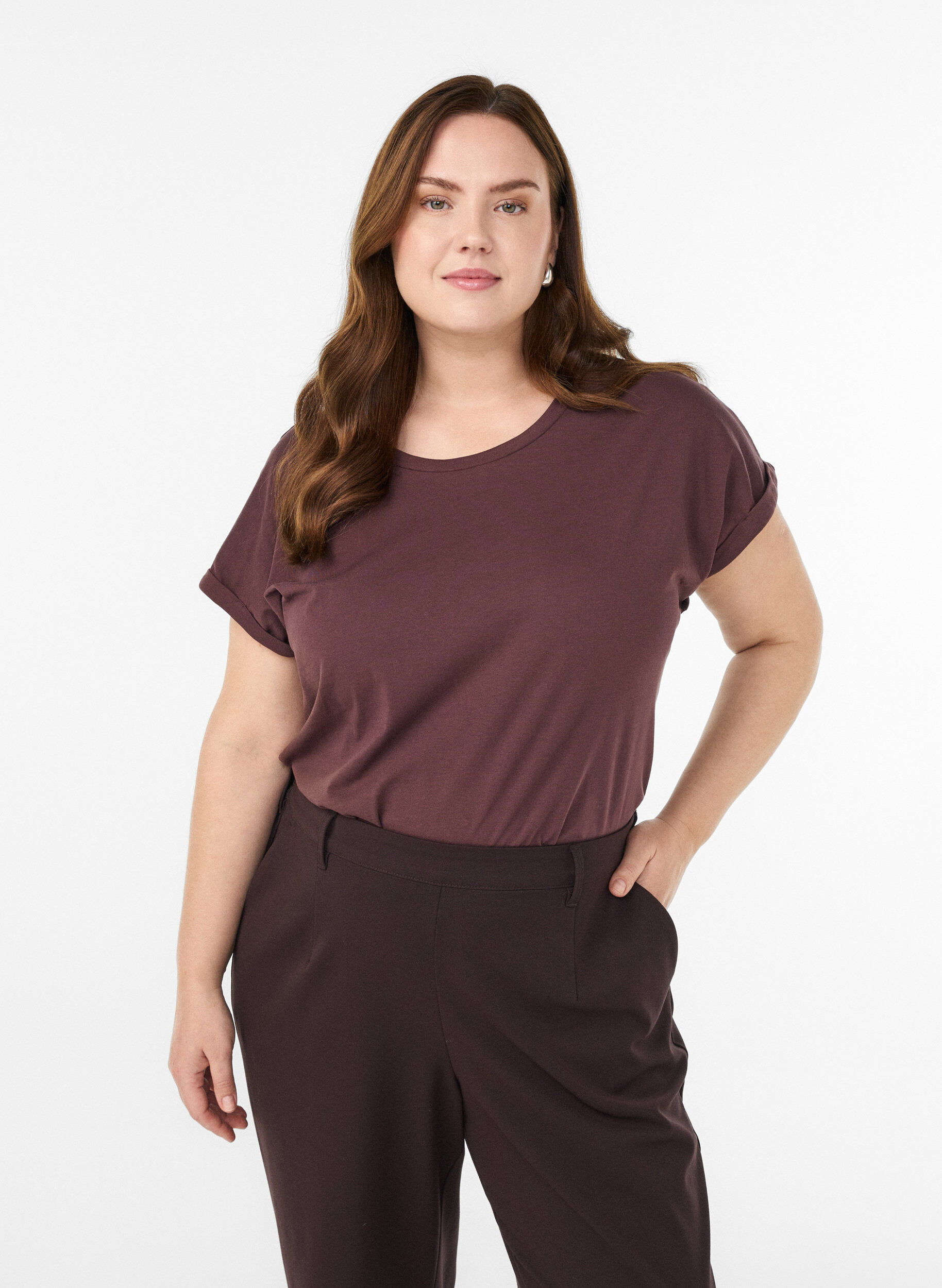 Short-sleeved t-shirt in a cotton blend, Dark Bordeaux, Model