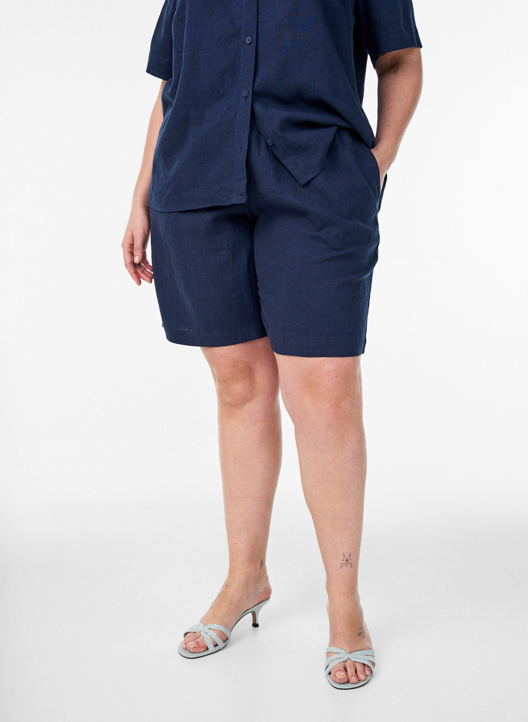 Zizzifashion High-waisted linen and viscose shorts, Blue, Model image number 3