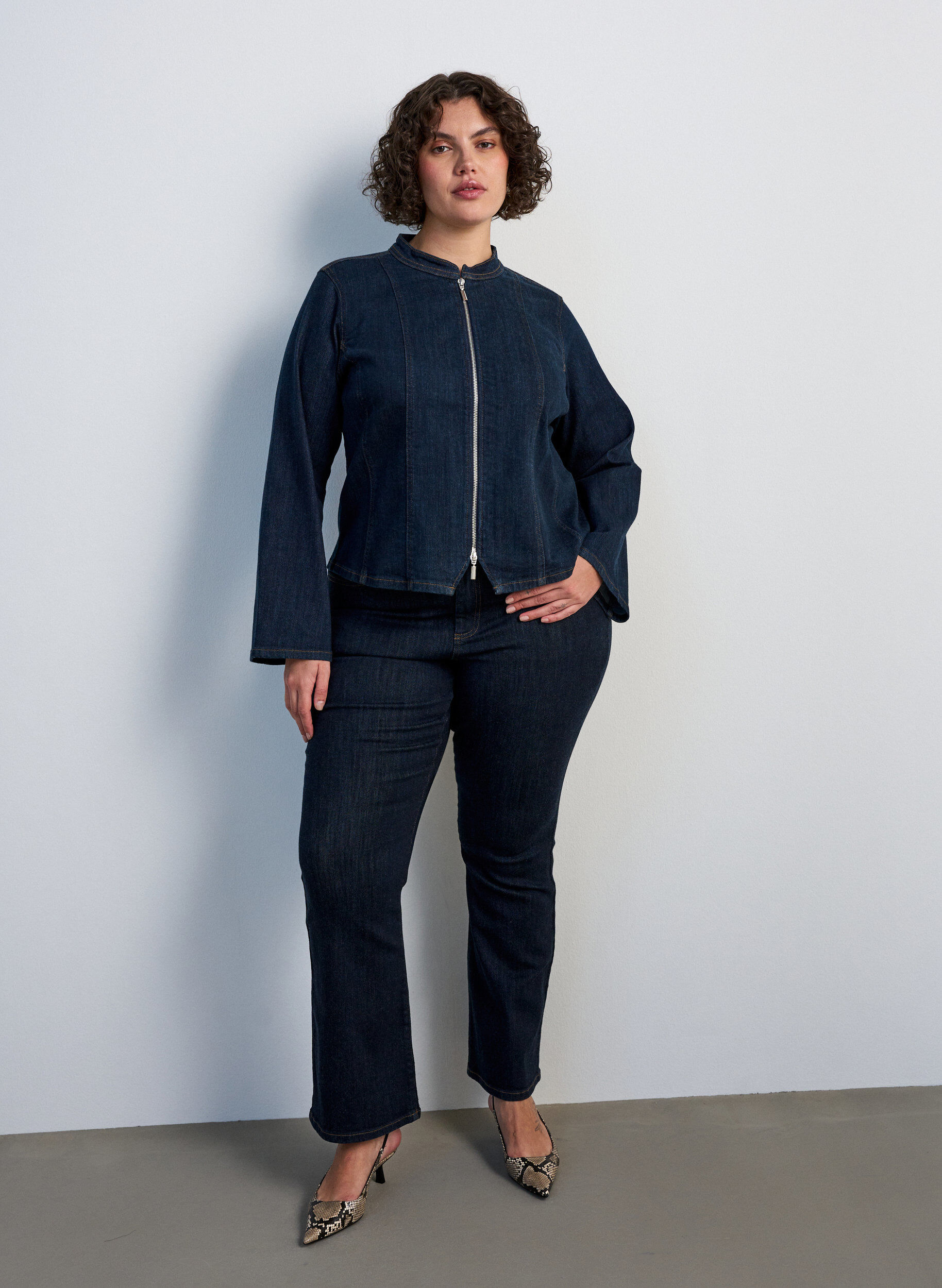 Ellen high-waisted bootcut jeans, Blue, Model