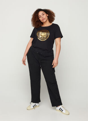 Cotton t-shirt with a gold-coloured print, Black, Model image number 2