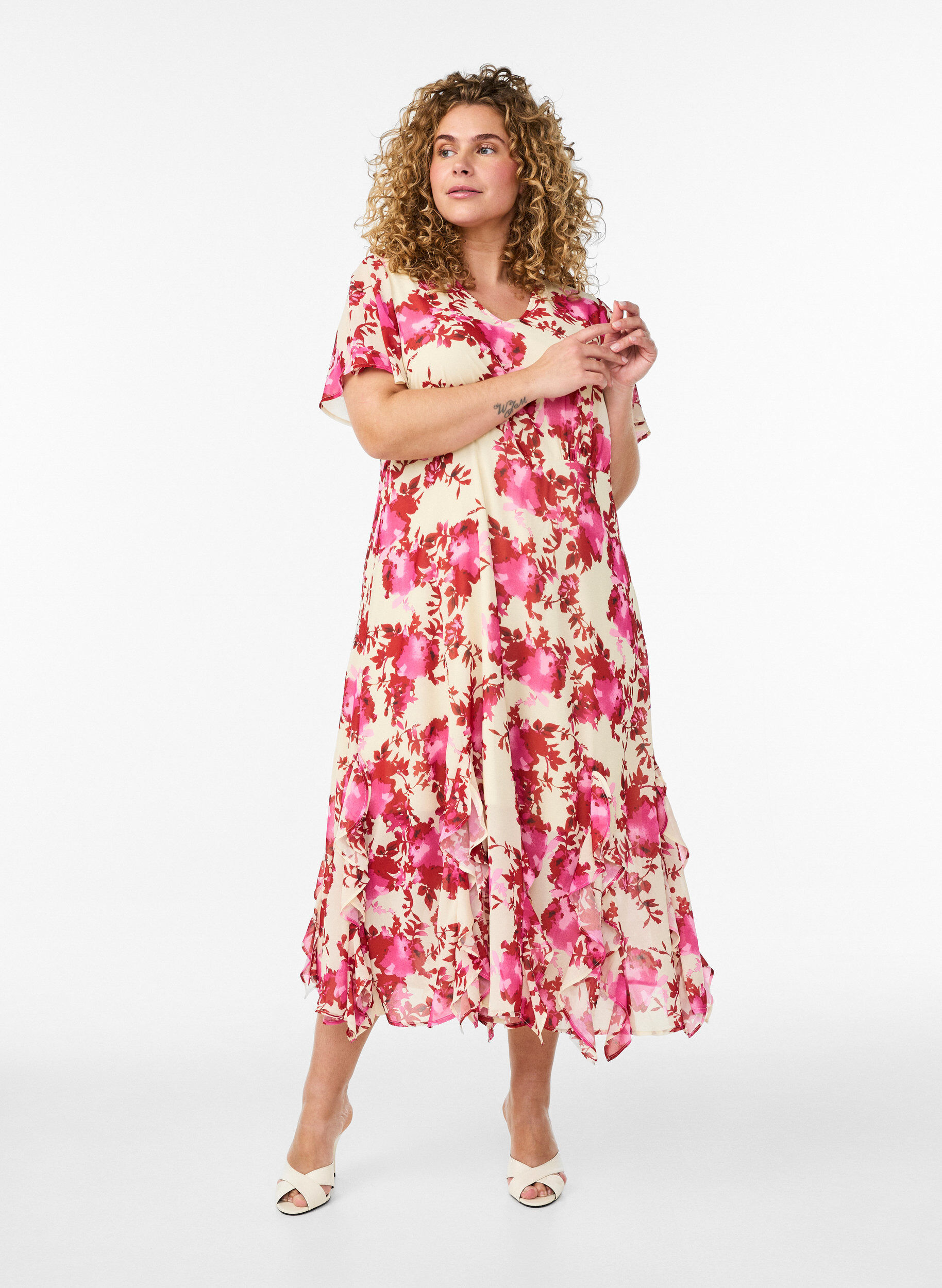 Floral chiffon dress with ruffle details and a V-neck, 9990, Model