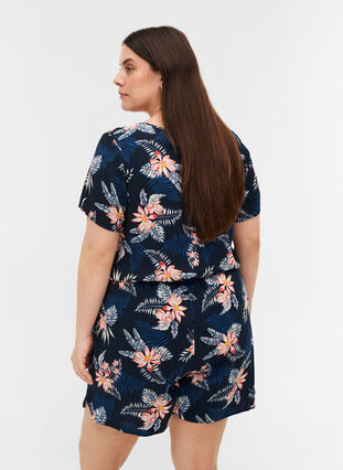 Viscose shorts with print and pockets, Blue Flower Leaf AOP, Model image number 1