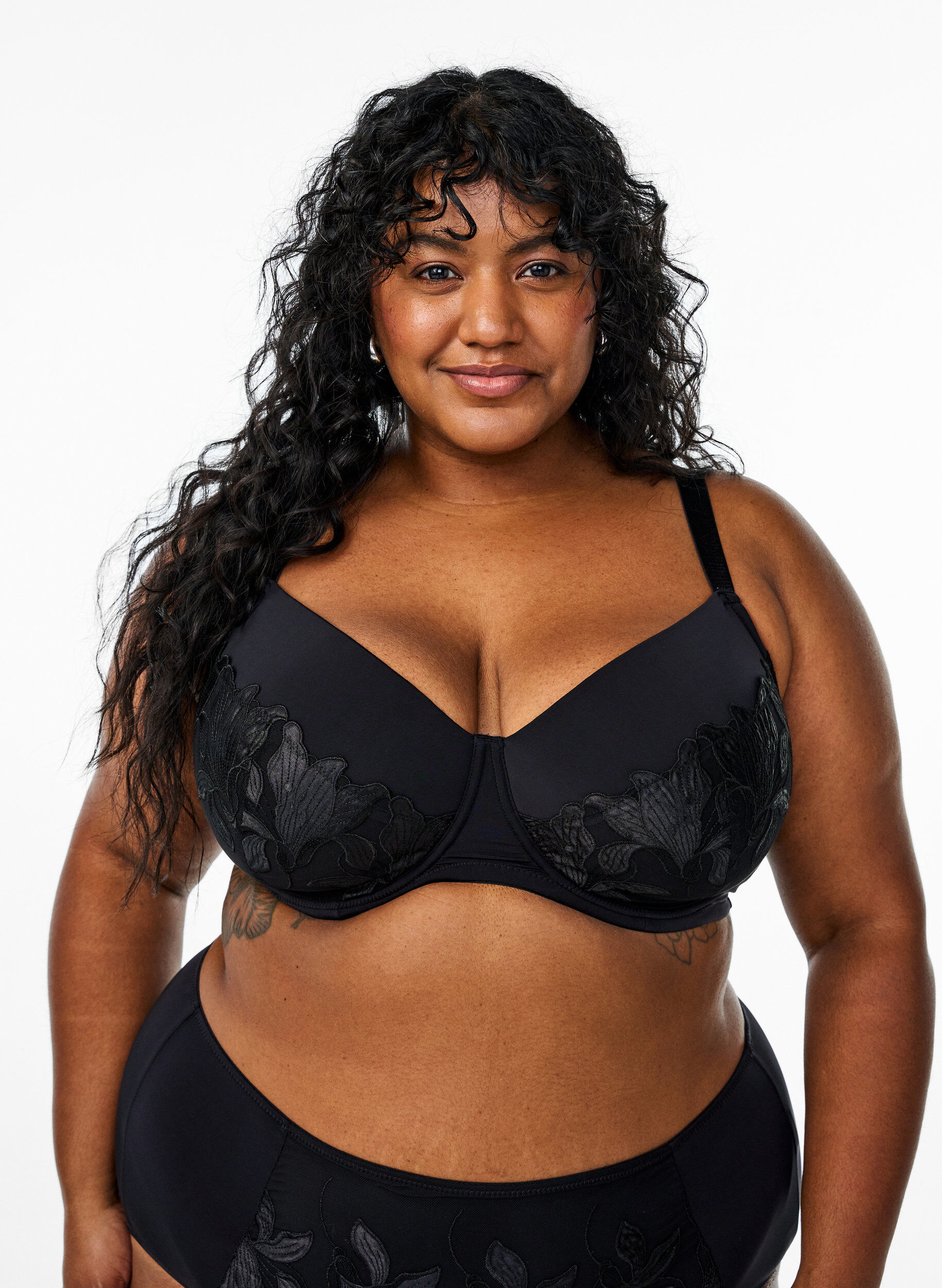 Padded bra with embroidered floral detail, Black, Model