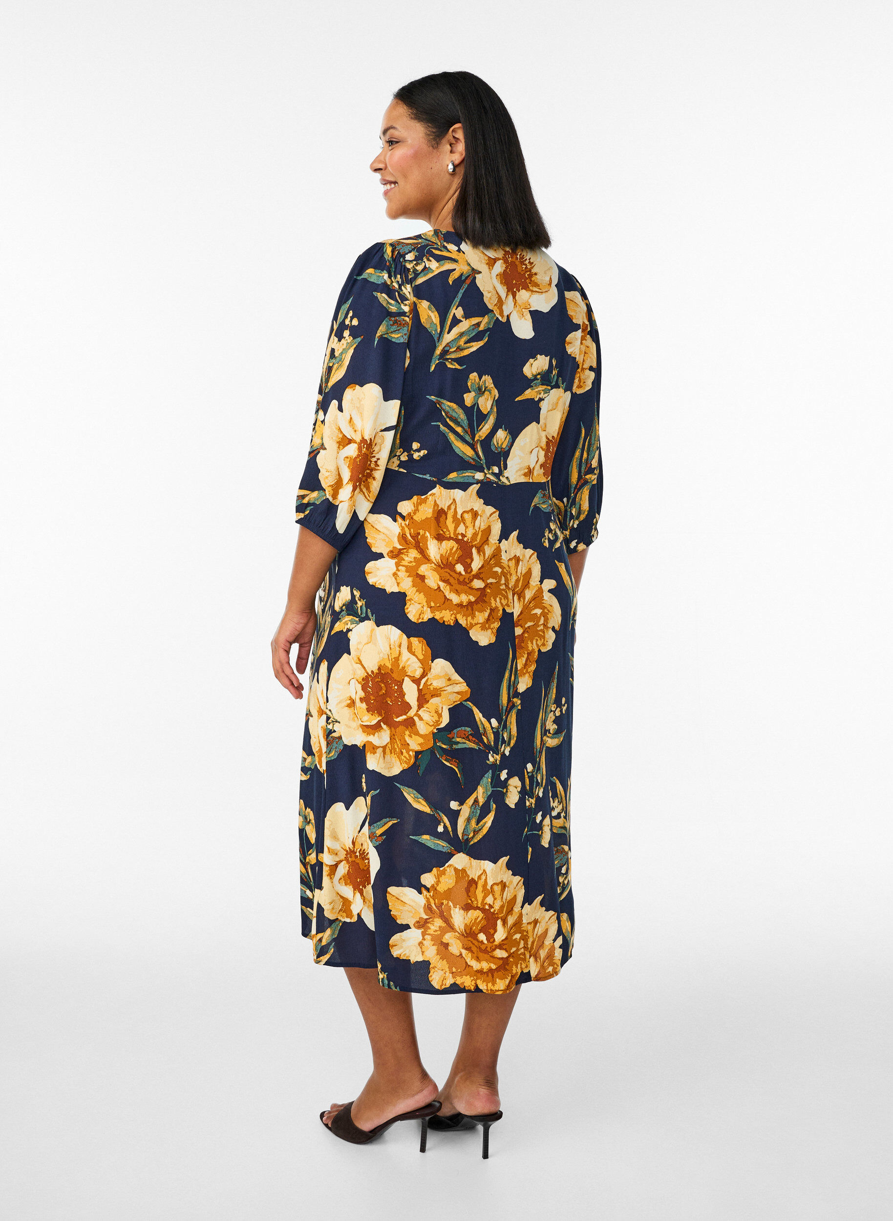 Zizzifashion Midi dress with floral print and 3/4 sleeves, Blue, Model image number 2