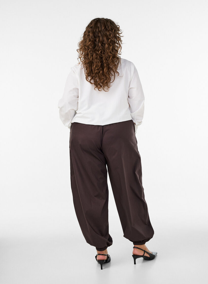 Balloon trousers with pockets and an elasticated waistband, Brown, Model