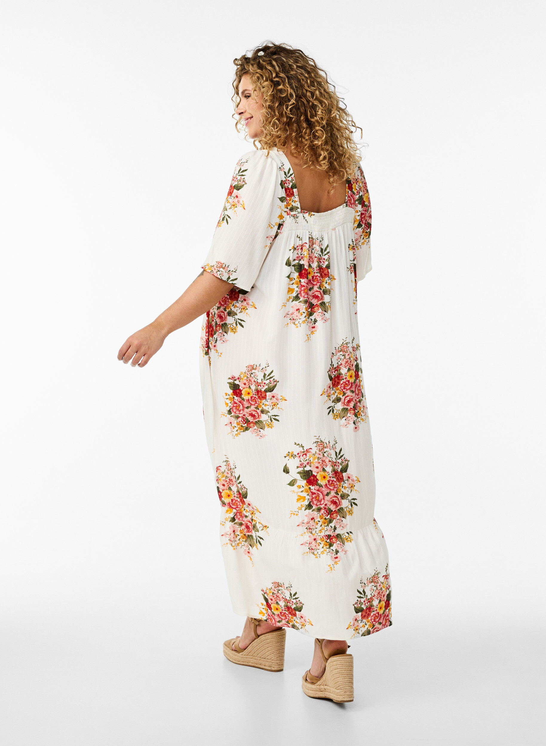 Zizzifashion Long dress with a square neckline and floral motifs, Eggnog Flower, Model image number 1