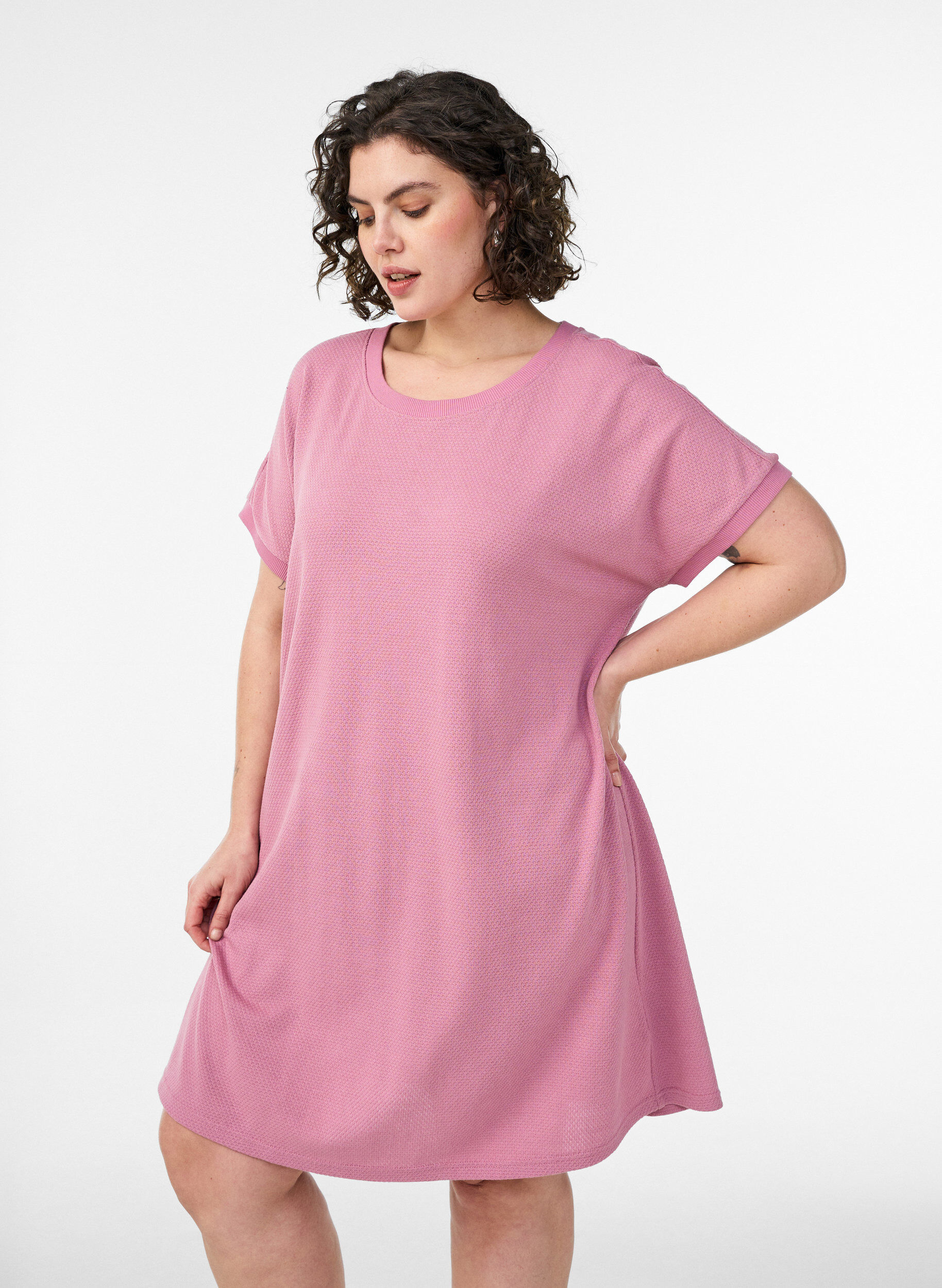 Zizzifashion Short textured jersey dress with a round neck, Rose, Model image number 0