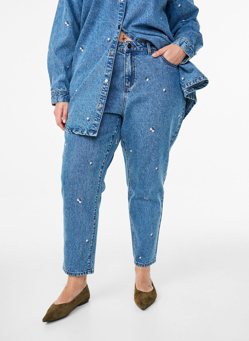 Mille mom fit jeans with embroidery, Blue, Model image number 2