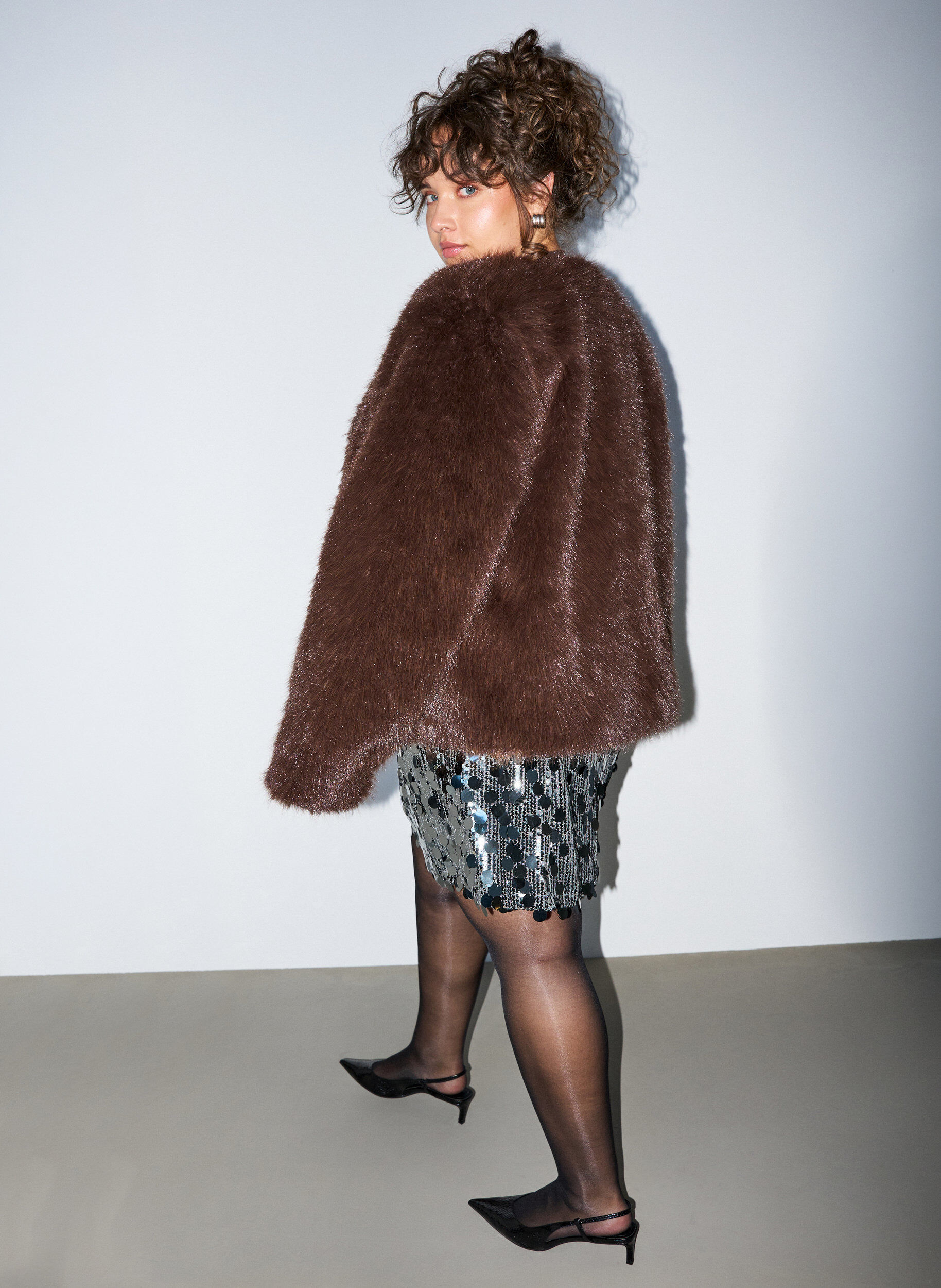 ZizzifashionShort sequin skirt with an elasticated waistband, Dark Grey, Model image number 2