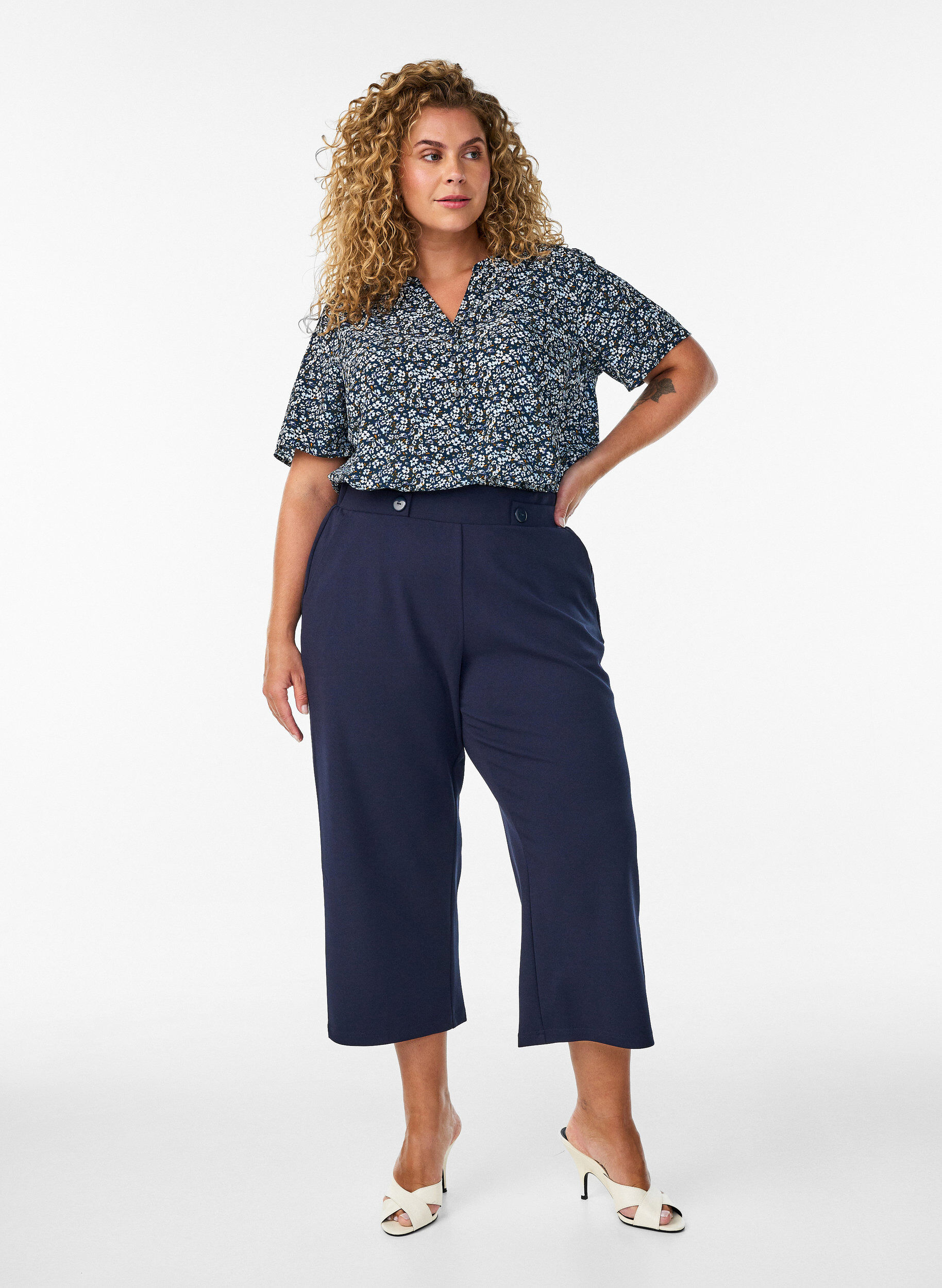 Ankle length trousers with loose fit, Blue, Model