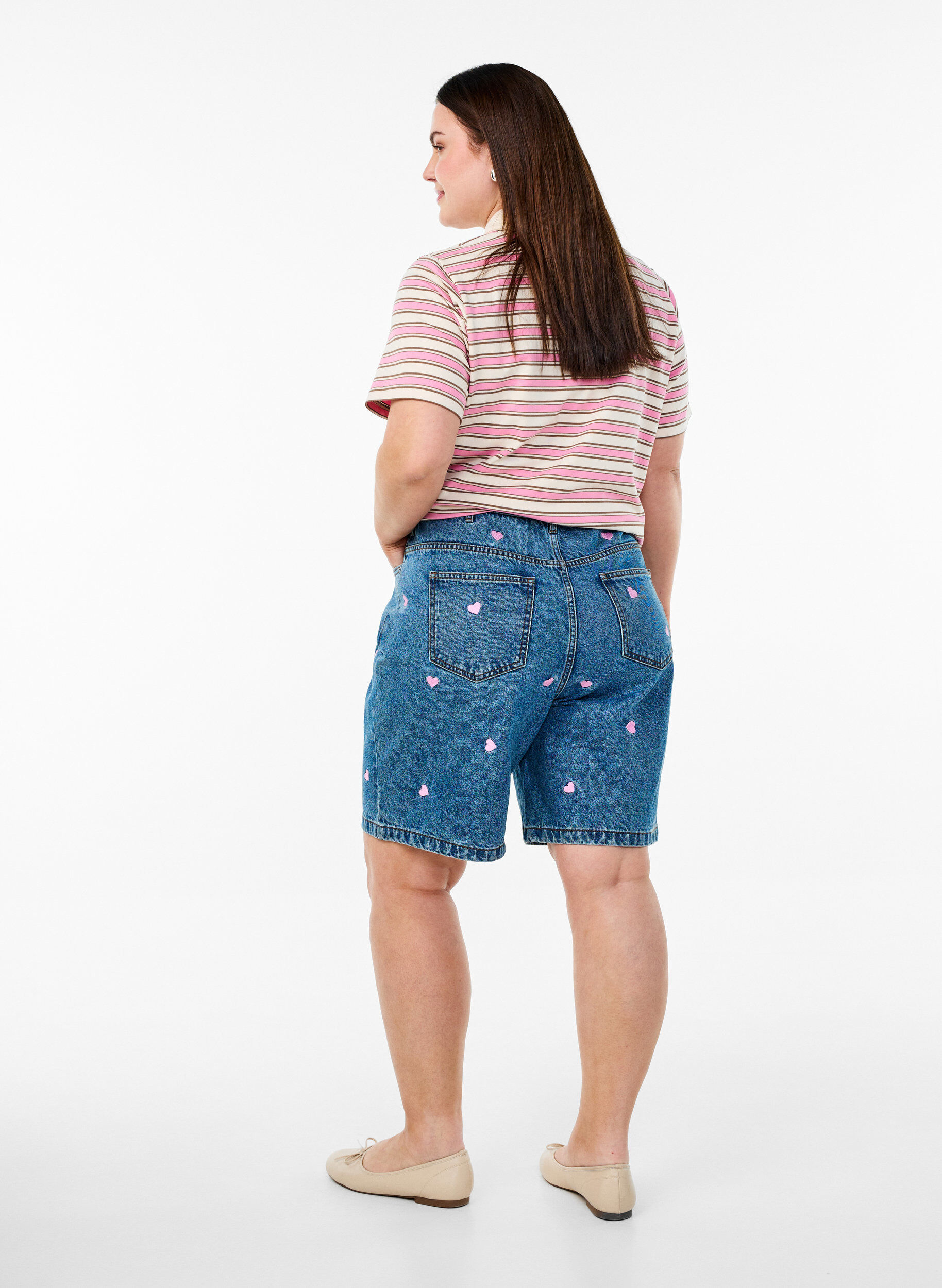 Zizzifashion High-waist denim shorts with embroidered hearts, Light Blue, Model image number 2