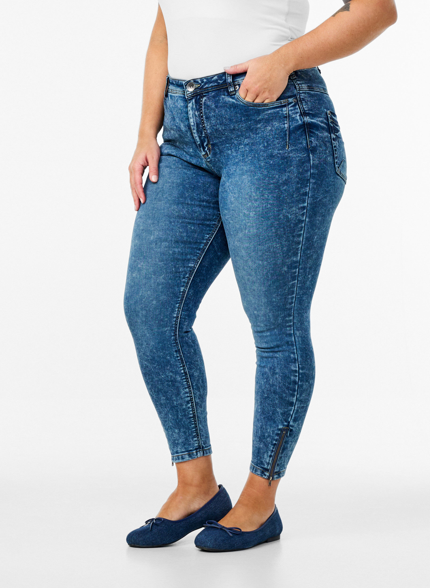 Zizzifashion Cropped Amy jeans with zipper detail, Blue, Model image number 3