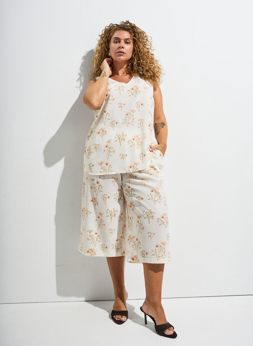 Soft floral dream in cream, , Model