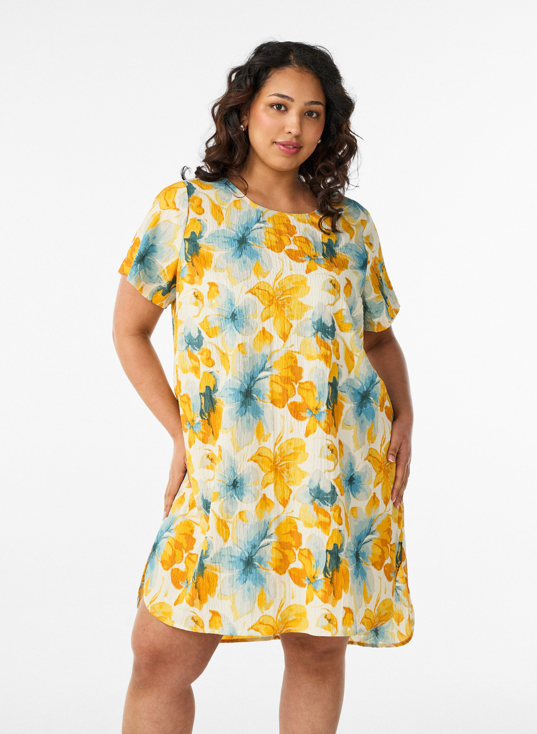 Short dress with a crinkled texture and short sleeves, Yellow, Model