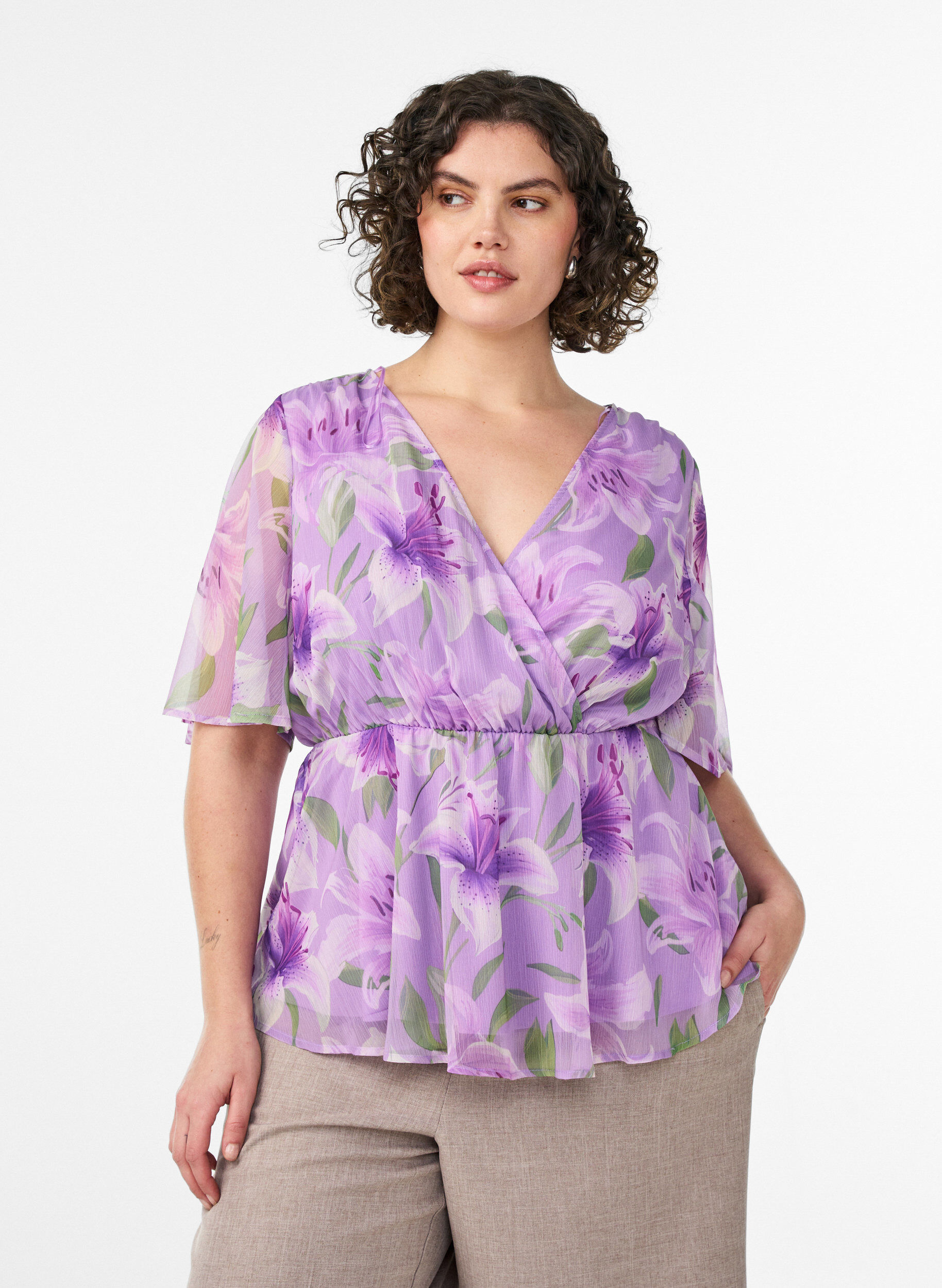 Floral chiffon blouse with short sleeves, Purple, Model