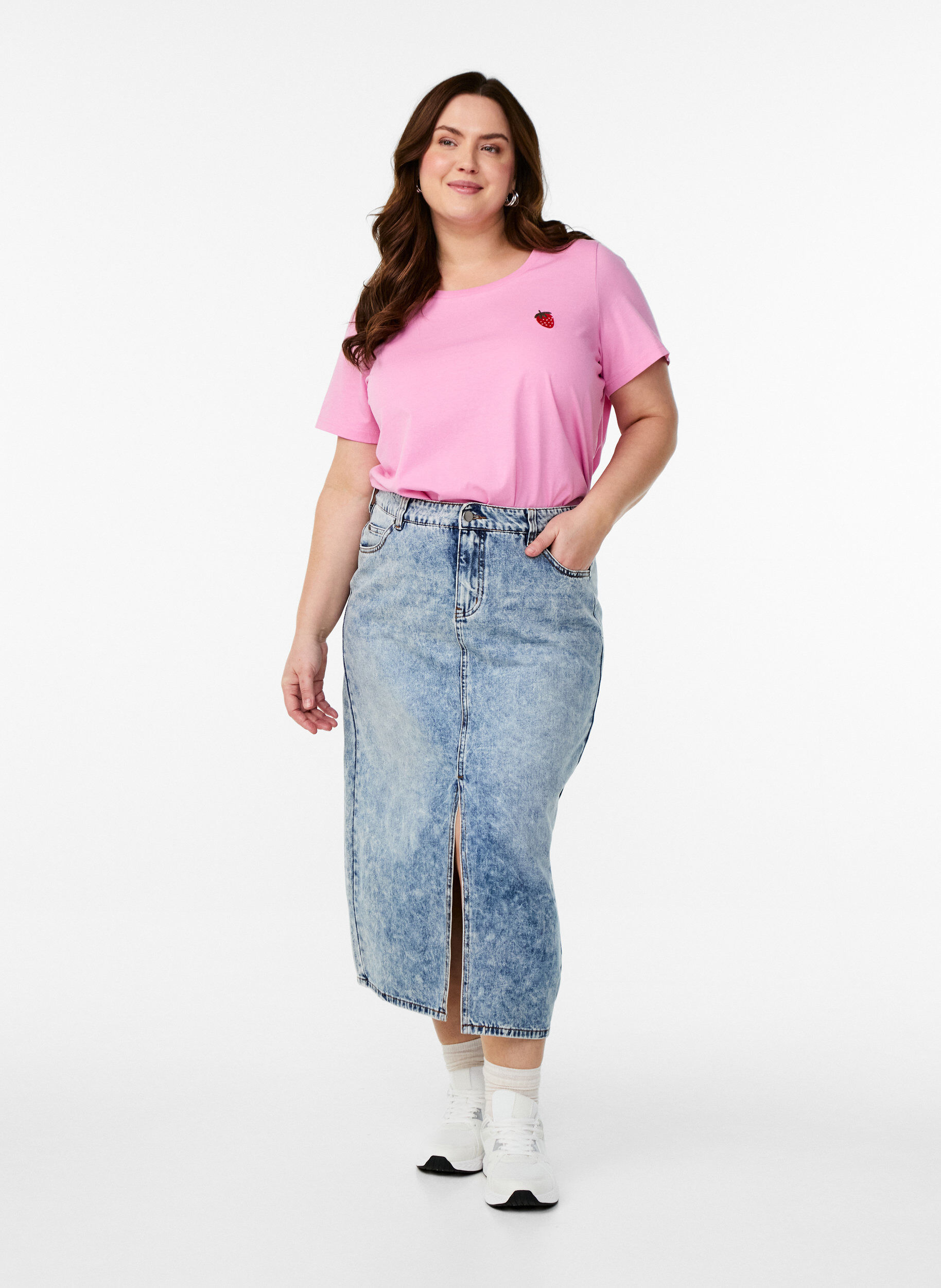 Zizzifashion T-shirt with strawberry embroidery, Begonia P. W. Berry, Model image number 2