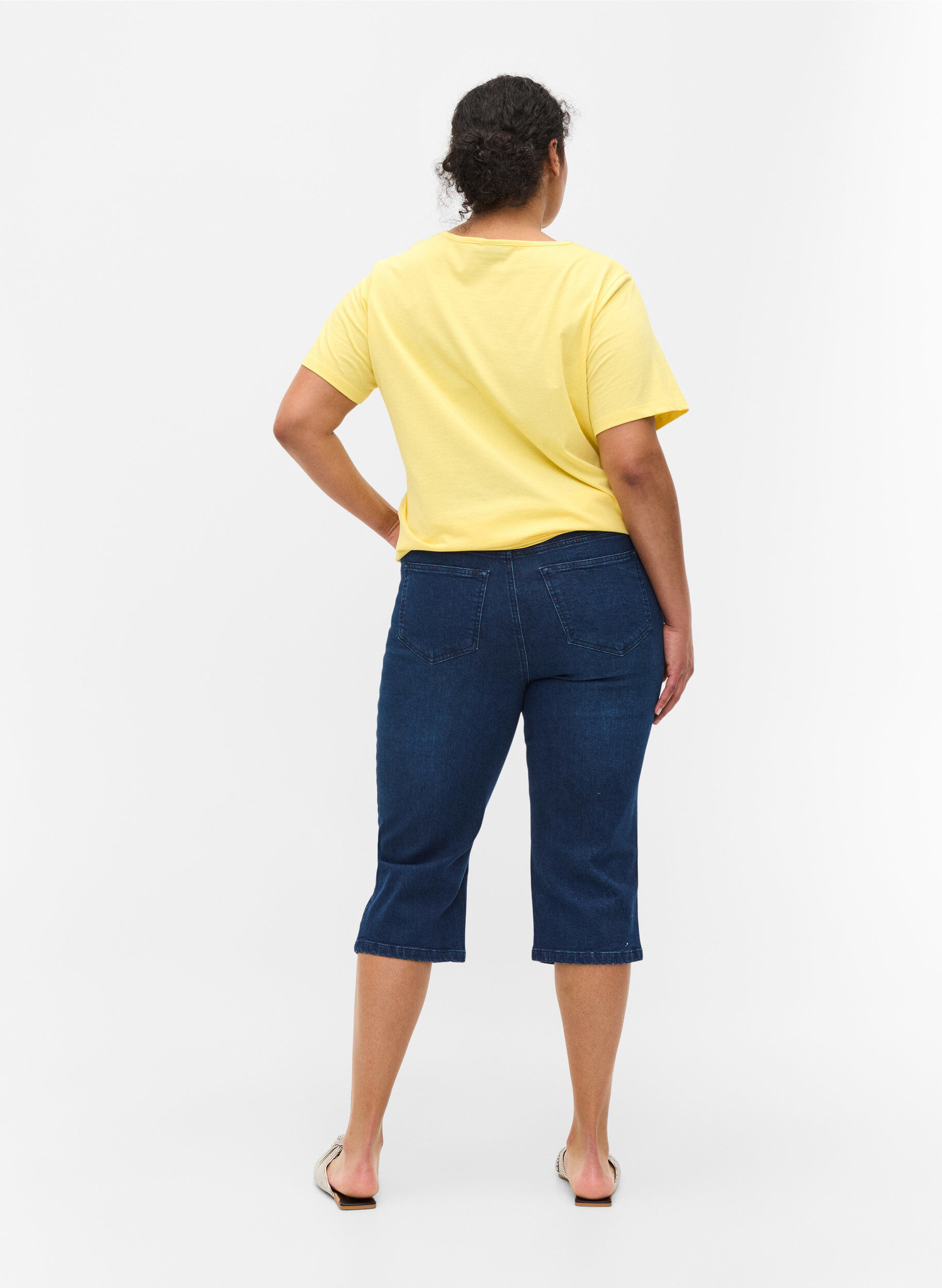 Zizzifashion Close-fitting denim capris in cotton, Dark blue denim, Model image number 1