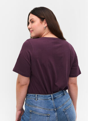 Organic cotton T-shirt with V-neckline, Plum Perfect, Model image number 1
