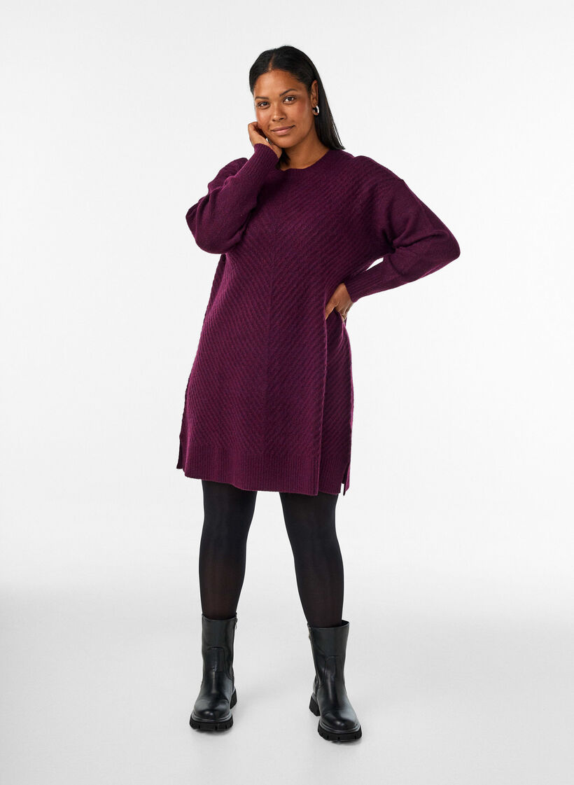 Short knitted dress with a V-shaped textured pattern, Red, Model image number 1