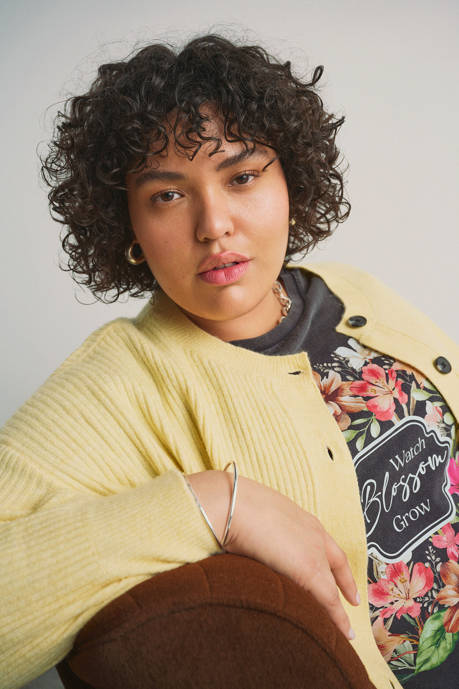 Zizzifashion Cardigan in shades of yellow, , Model