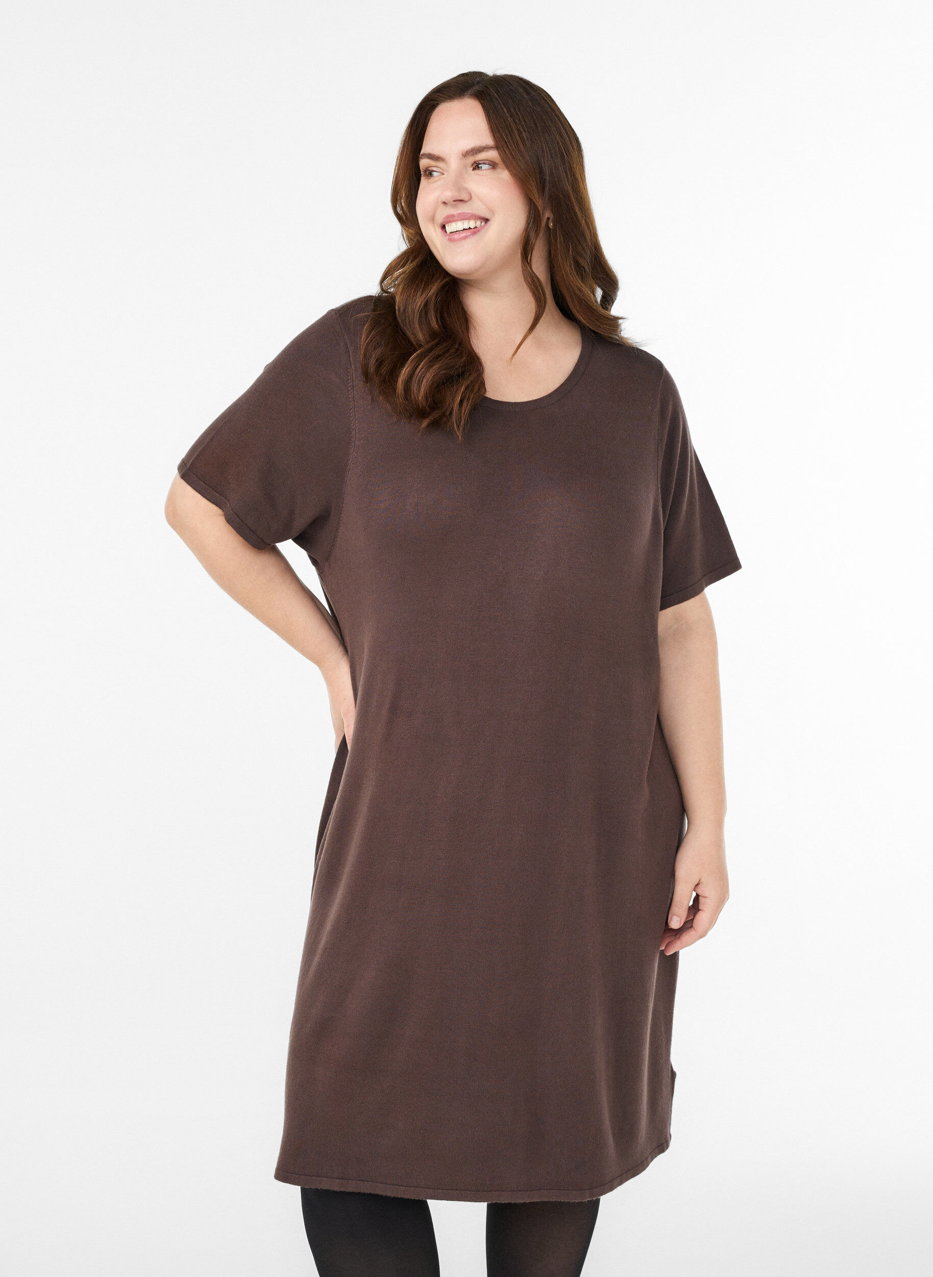 Knee-length knit dress with short sleeves, Brown, Model